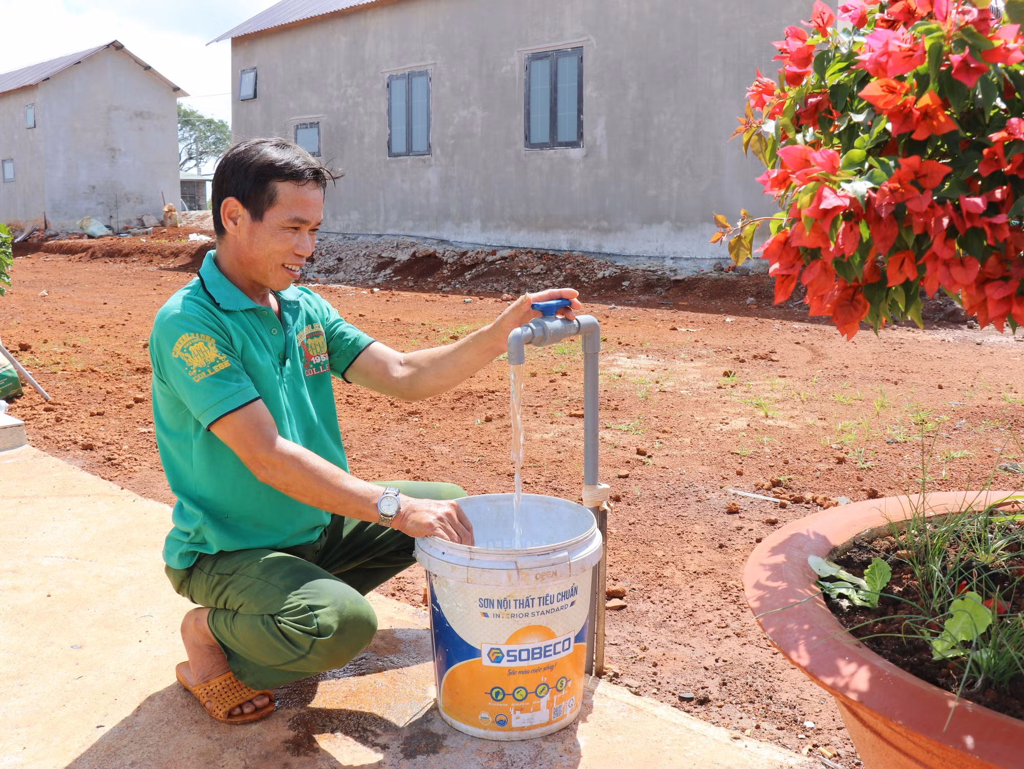 Người dân tại điểm dân cư liền kề chốt dân quân biên giới Bon Bu Dăr, xã Quảng Trực (tỉnh Lâm Đồng) sử dụng nguồn nước sạch được đầu tư đồng bộ, góp phần nâng cao chất lượng cuộc sống.