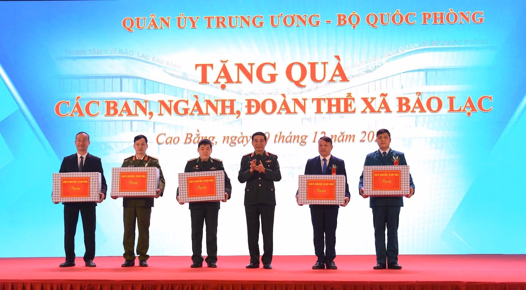 Đại tướng Phan Văn Giang, Bộ trưởng Bộ Quốc phòng, tặng quà cho đại diện chính quyền địa phương. Ảnh: TTXVN phát