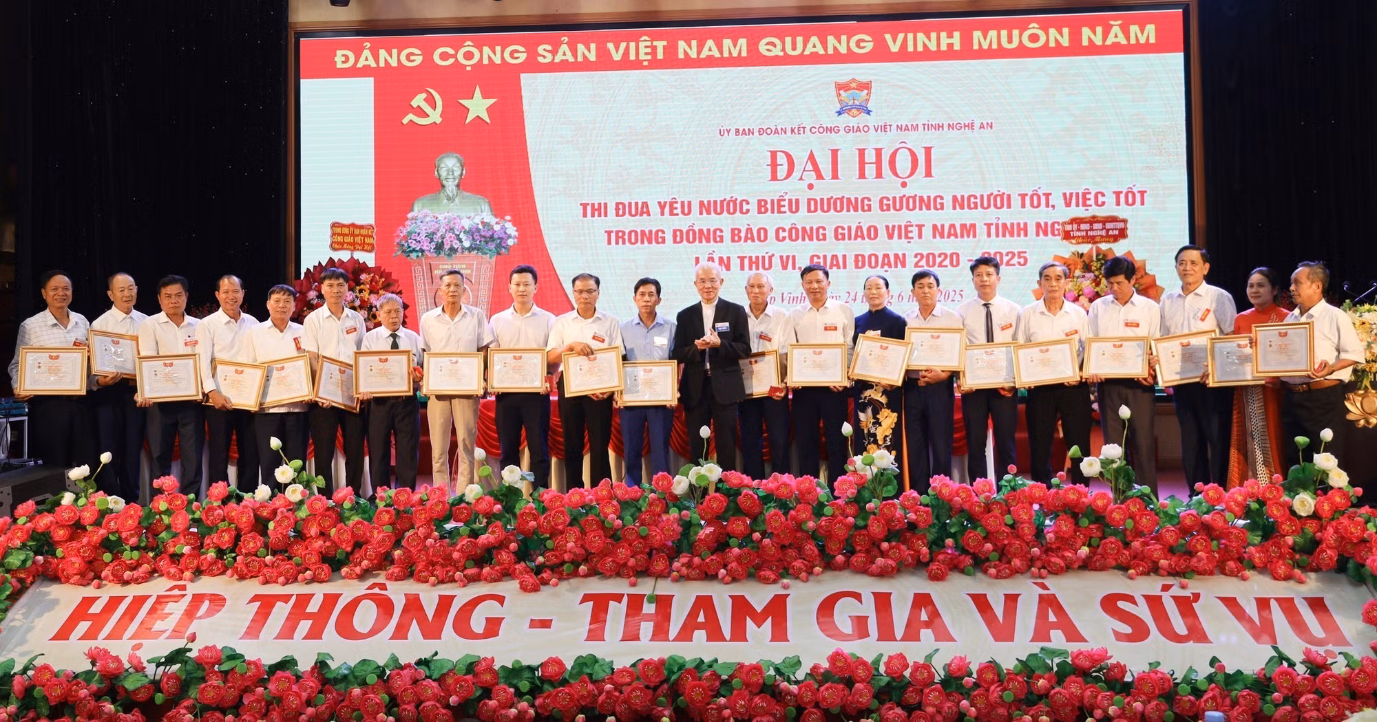 Linh mục Trần Xuân Mạnh, Chủ tịch Trung ương Ủy ban Đoàn kết Công giáo Việt Nam, trao tặng Kỷ niệm chương đến các cá nhân.