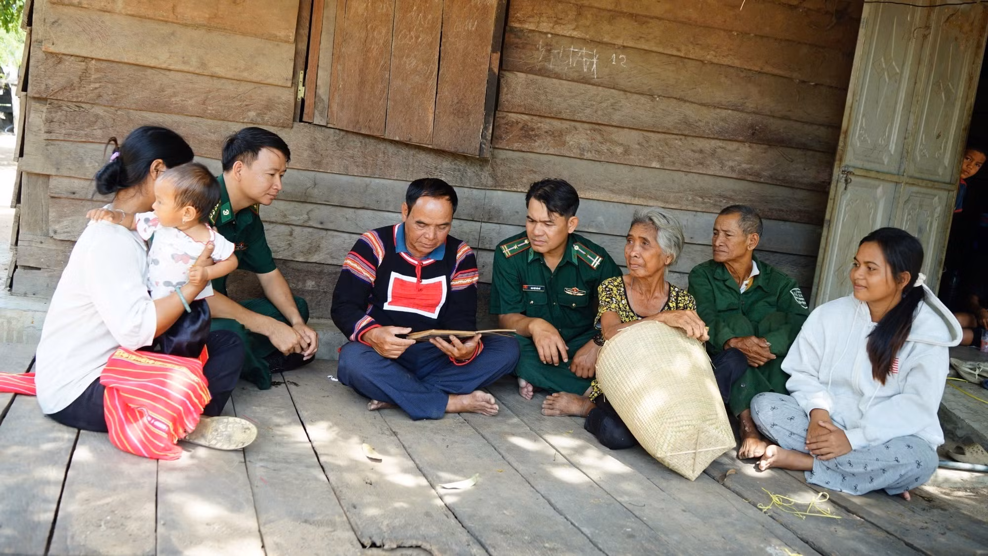 Già làng Hlết, làng Klăh, xã Ia Mơ phối hợp với lực lượng Bộ đội biên phòng đến từng nhà tuyên truyền, vận động bà con chấp hành tốt chủ trương của Đảng, pháp luật Nhà nước.