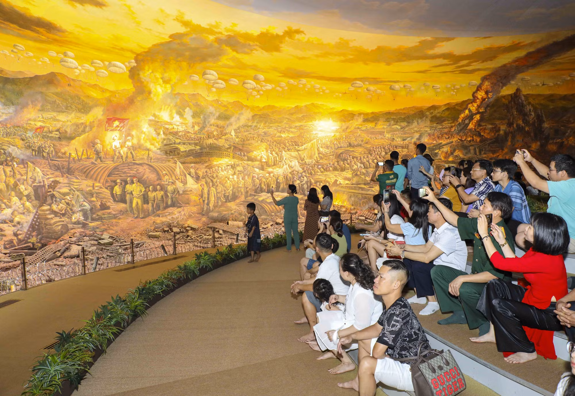 Du khách tham quan, chiêm ngưỡng bức tranh panorama Chiến dịch Điện Biên Phủ tại Bảo tàng Chiến thắng Điện Biên Phủ.