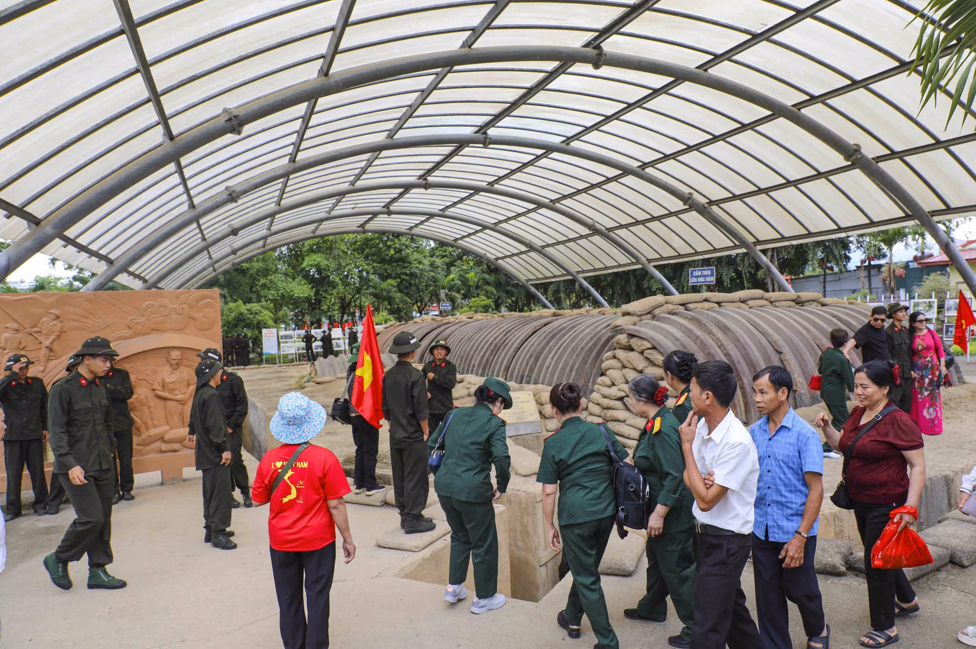 Đông đảo du khách tham quan Di tích Hầm De Castrie.