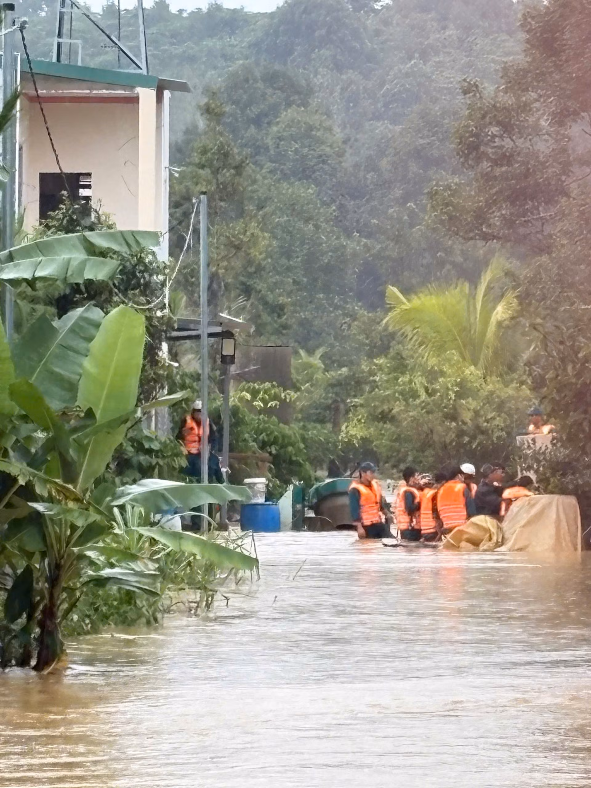 Mưa lớn gây ngập nhiều khu vực ở ở phường B'Lao, tỉnh Lâm Đồng. Ảnh: TTXVN phát