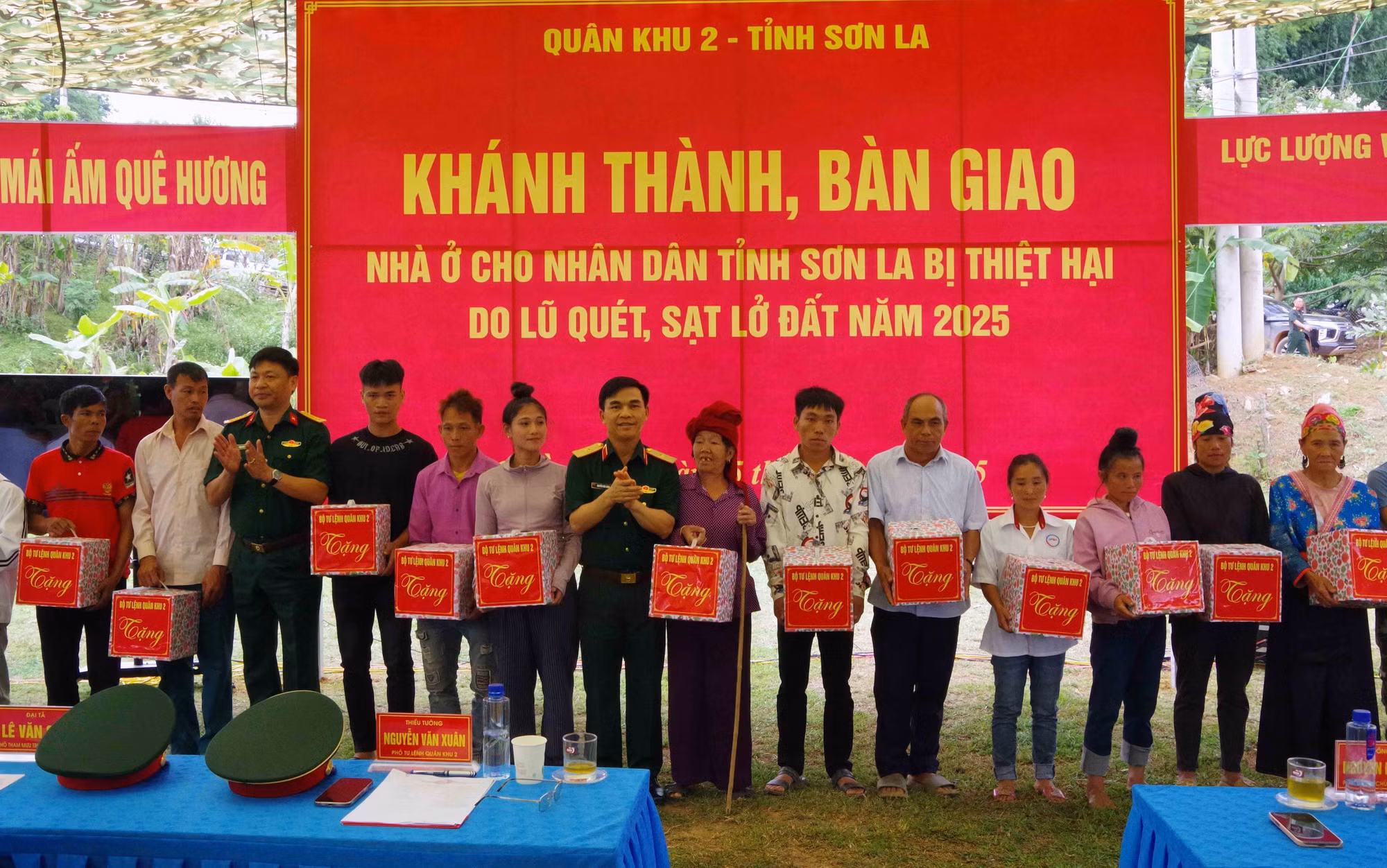 Tặng quà cho các gia đình có hoàn cảnh khó khăn trên địa bàn các xã bị thiệt hại, ảnh hưởng do thiên tai, mưa lũ, sạt lở đất. Ảnh: TTXVN phát