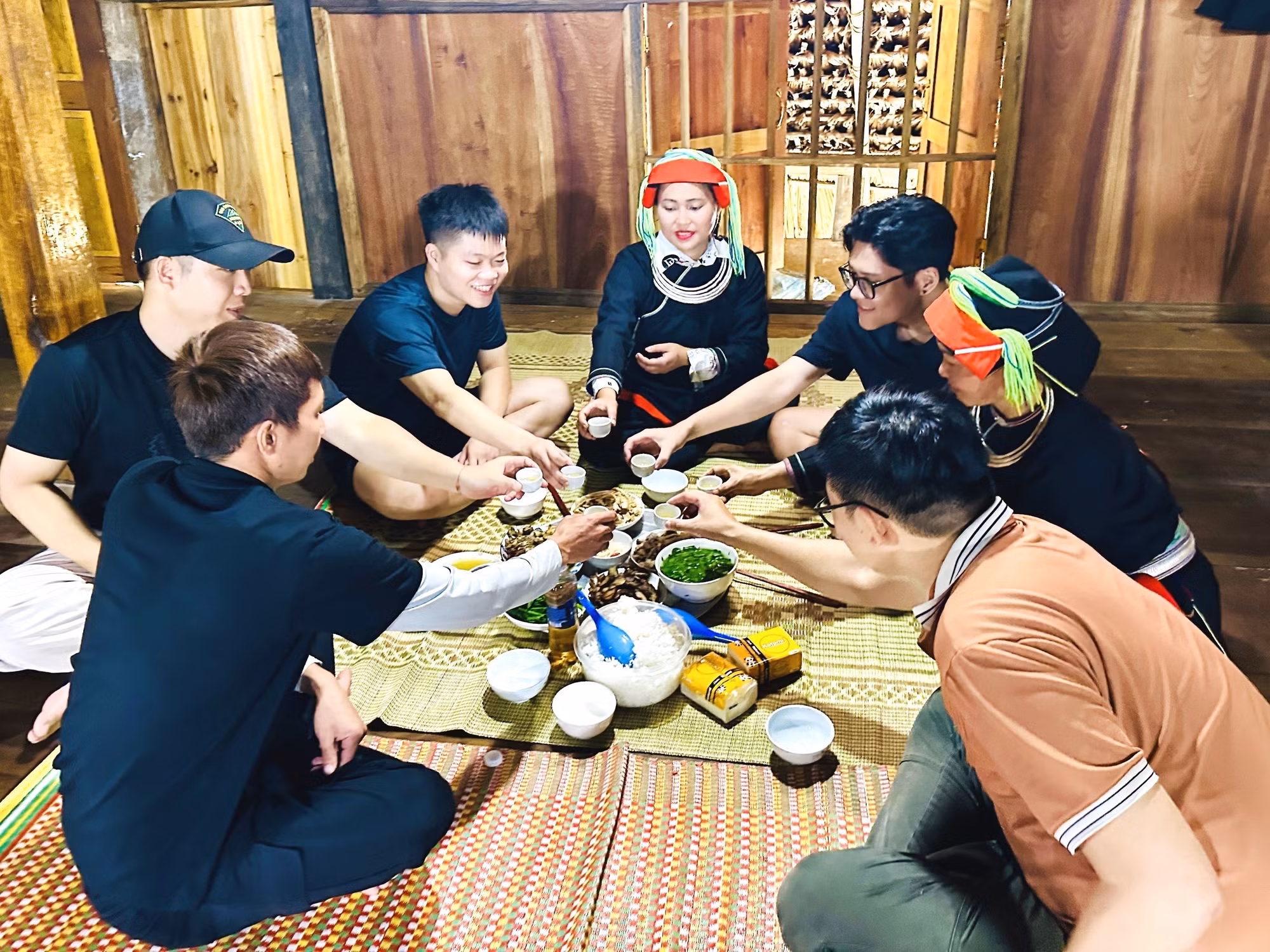 Bữa cơm với những món ăn đặc trưng của dân tộc Dao trong căn nhà mái rêu vùng biên giới Thanh Thủy (Tuyên Quang).