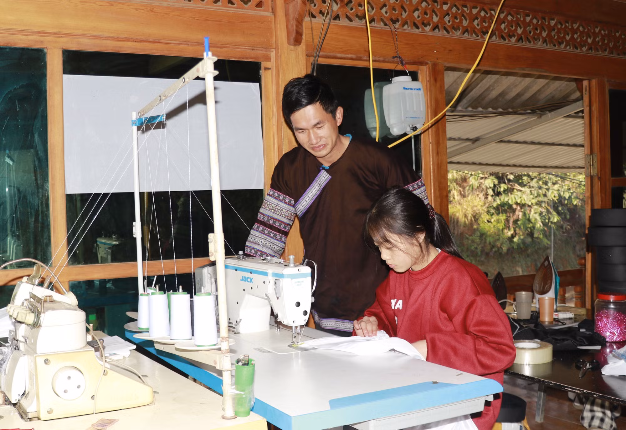 Mô hình thêu máy công nghiệp của đảng viên trẻ Lù A Đông tại thôn Púng Luông, xã Púng Luông (Lào Cai) tạo việc làm cho 3 lao động với mức lương từ 5 - 8 triệu đồng/người/tháng.
