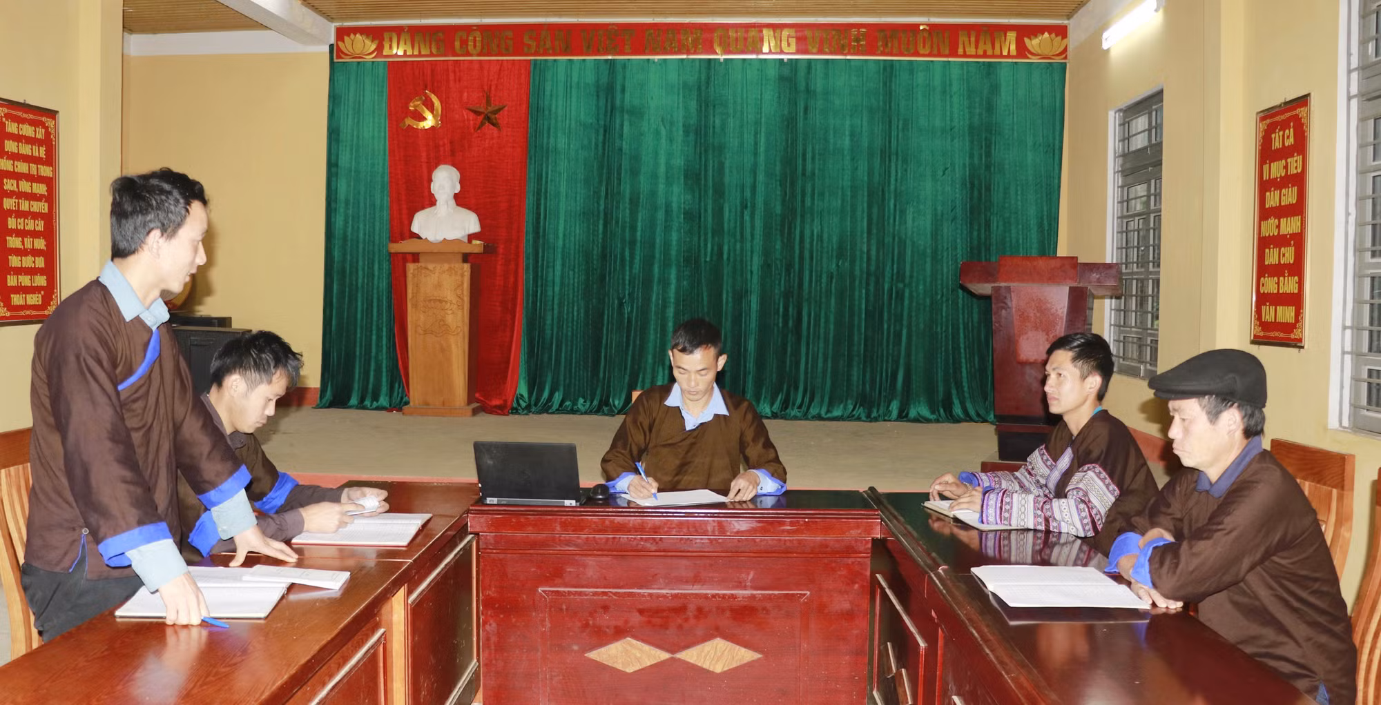 Công tác phát triển đảng viên được chi bộ thôn Púng Luông, xã Púng Luông (Lào Cai) quan tâm lồng ghép trong các cuộc họp.