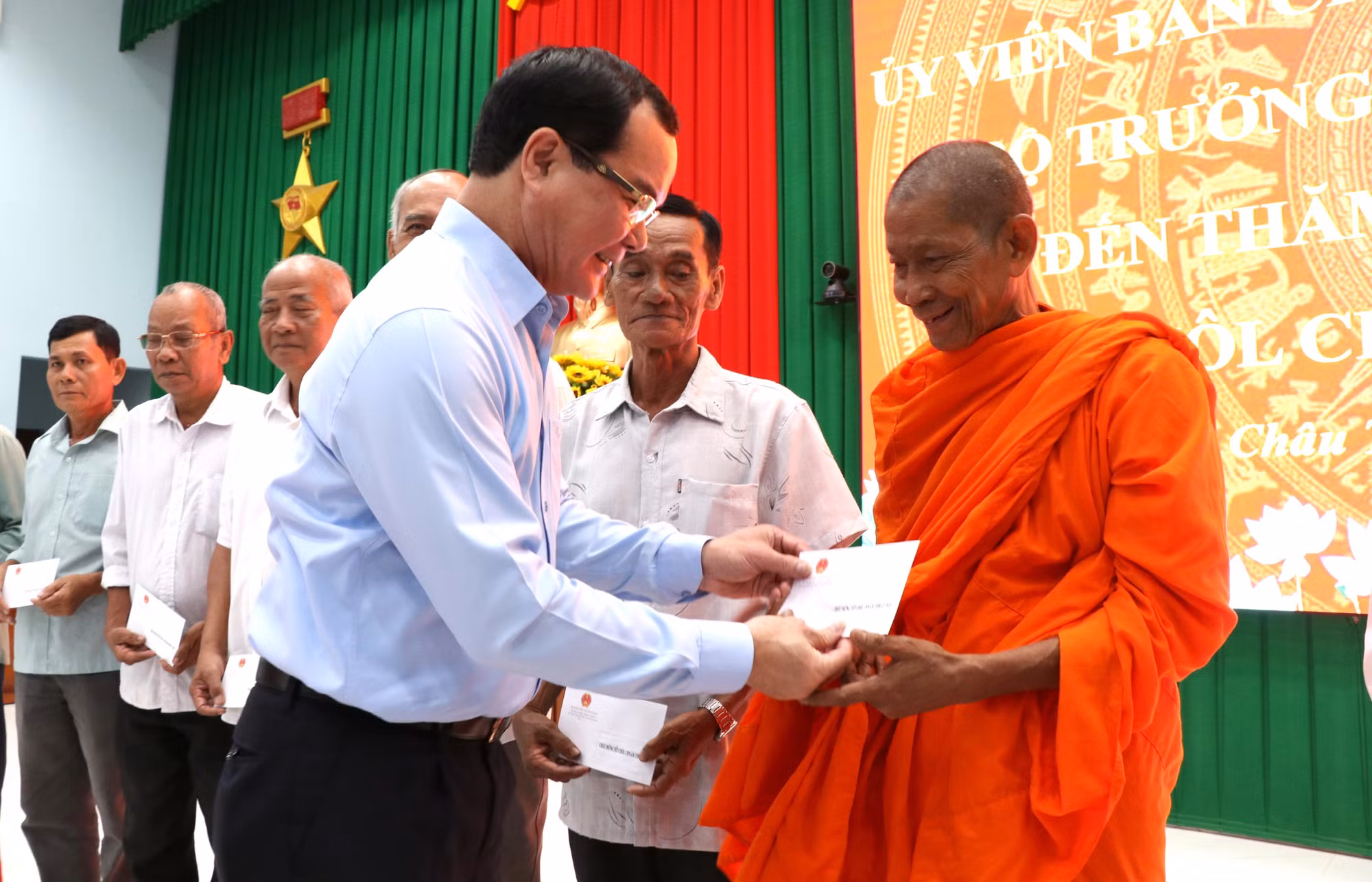 Bộ trưởng Bộ Dân tộc và Tôn giáo Nguyễn Đình Khang tặng quà chức sắc, người có uy tín tại xã Châu Thành.