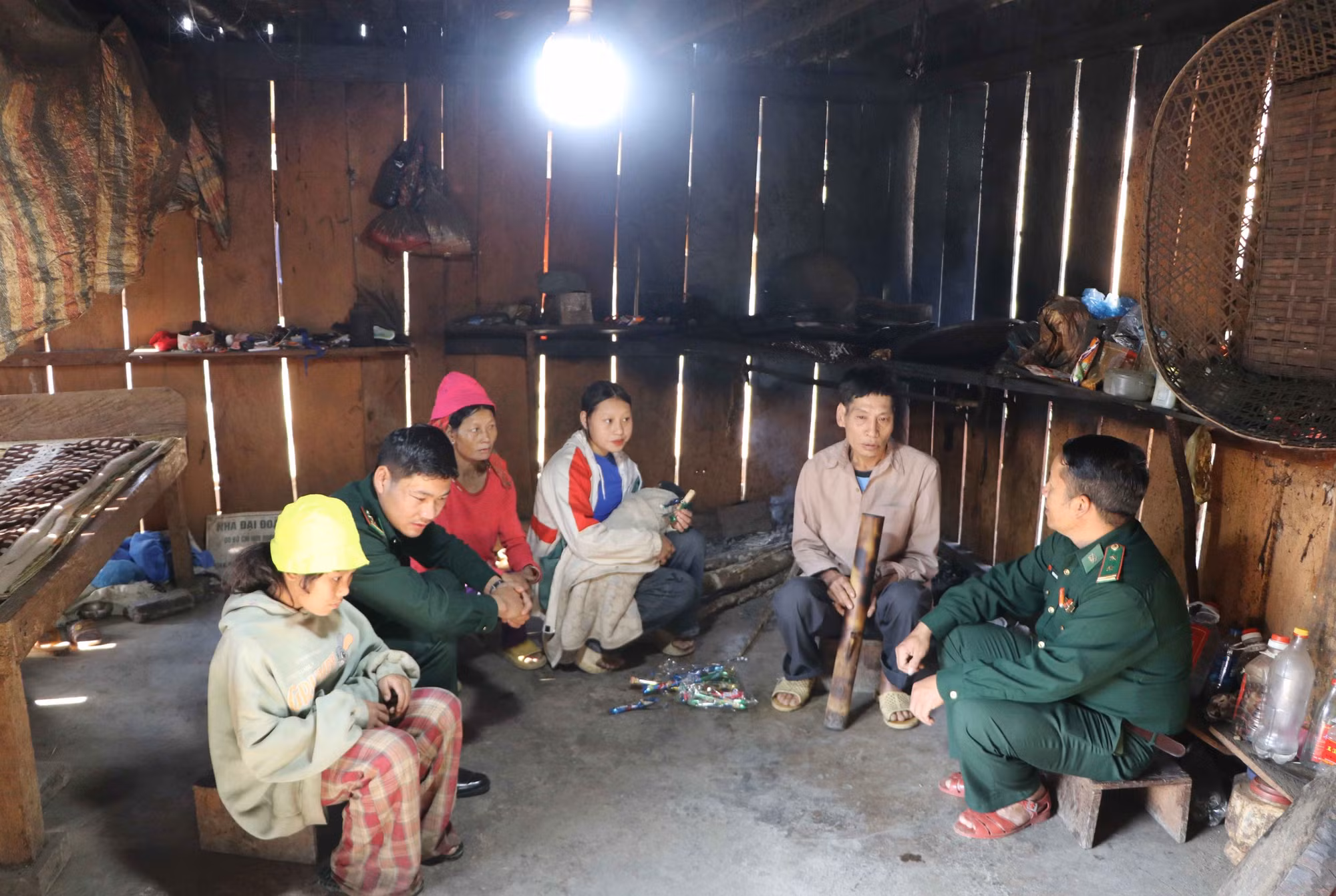 Bộ đội Biên phòng đồn Thu Lũm bám bản, bám dân giúp đỡ bà con La Hủ ở Là Si.