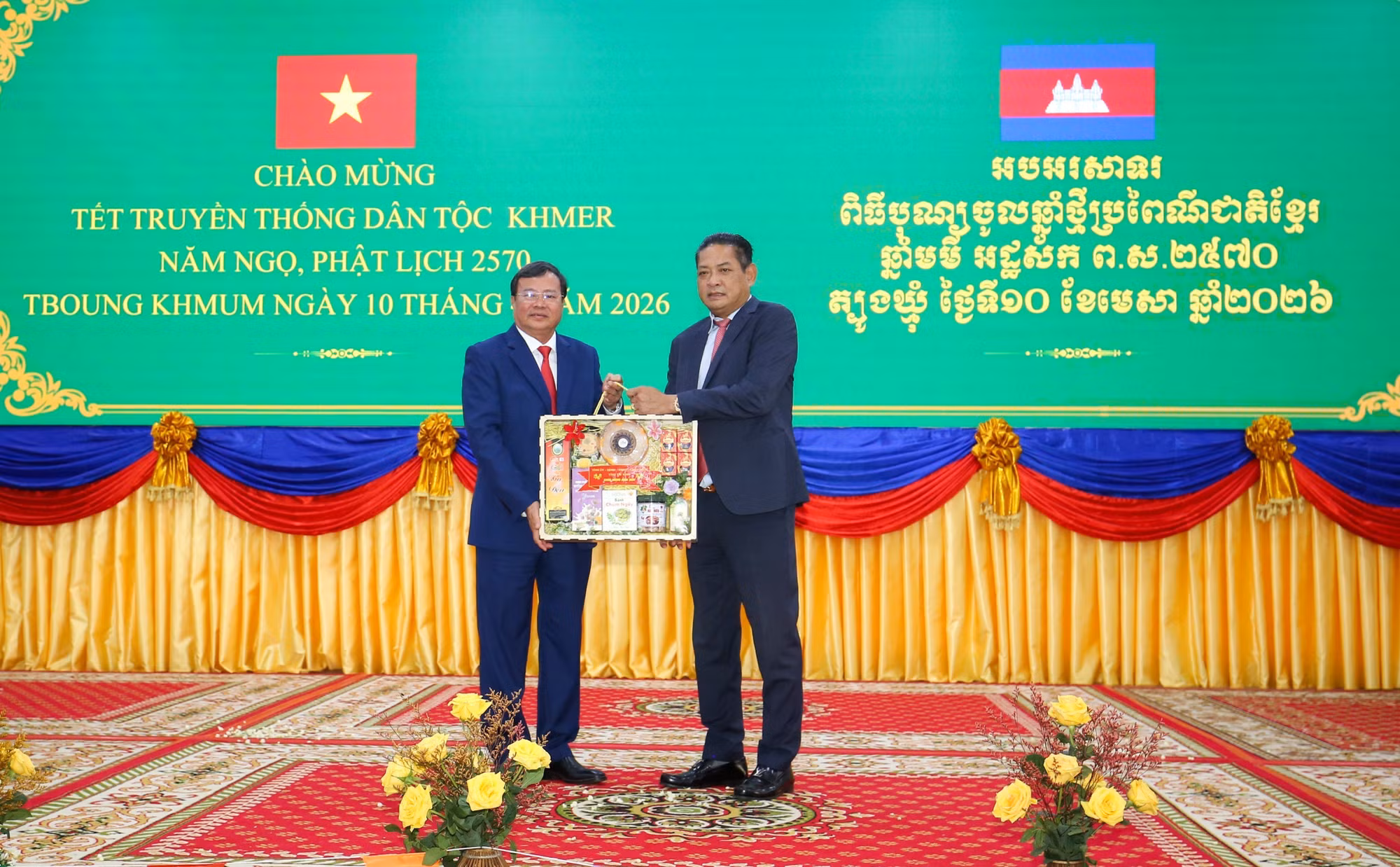 Ông Lê Văn Hẳn, Phó Bí thư Tỉnh ủy, Chủ tịch Ủy ban nhân dân tỉnh Tây Ninh (trái) tặng quà, chúc mừng Tết cổ truyền Chol Chnam Thmay năm 2026 tới ông Pen Kosal, Chủ tịch Đảng Nhân dân Campuchia tỉnh, Tỉnh trưởng tỉnh Tboung Khmum (phải). Ảnh: Giang Phương/TTXVN