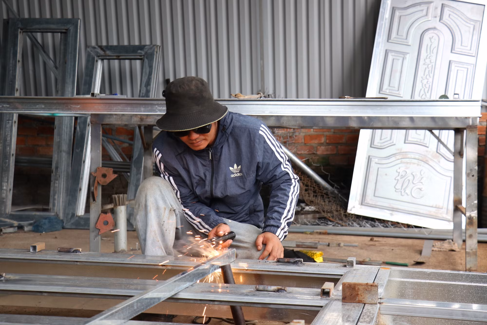 Hộ kinh doanh của gia đình ông Lê Văn Lộc tại thôn Lộc Tân, xã Đắk Wil mở xưởng từ khi có điện ổn định.