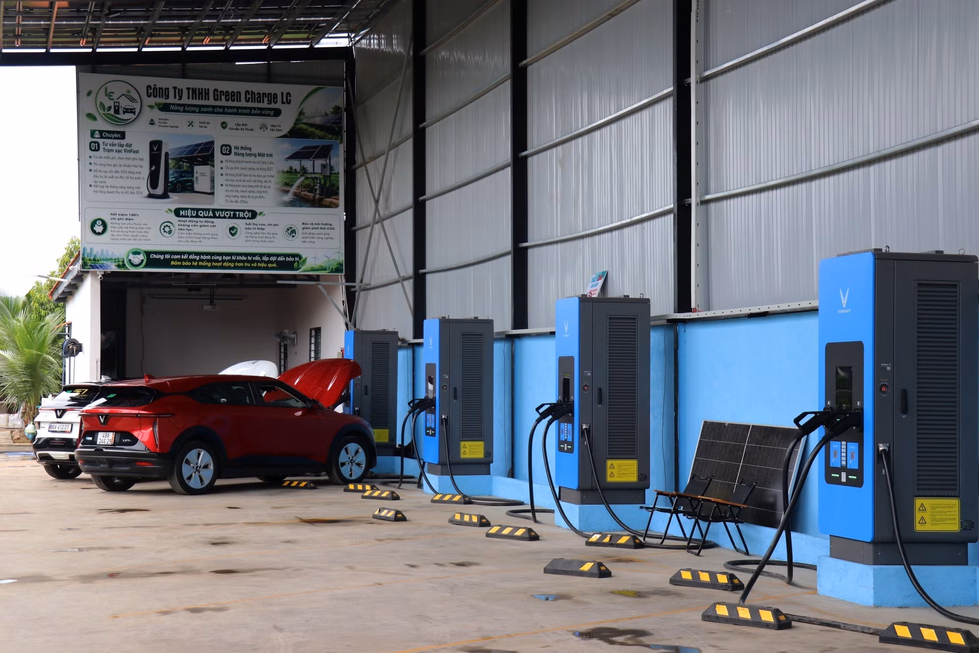 Trạm sạc xe điện của Công ty TNHH Green Charge LC, tại xã Cư Jút, tỉnh Lâm Đồng, với hệ thống điện mặt trời mái nhà (phía trên) có tổng công suất 123 KWp.