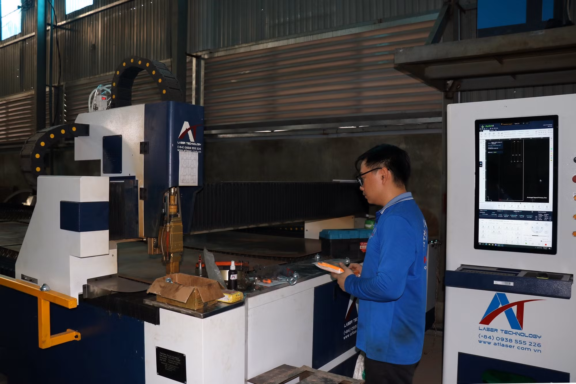 Doanh nghiệp tư nhân Cơ khí Thương mại và Dịch vụ Thanh Cẩn ở xã Cư Jút, tỉnh Lâm Đồng, tận dụng điện mặt trời mái nhà phục vụ cho sản xuất cơ khí.