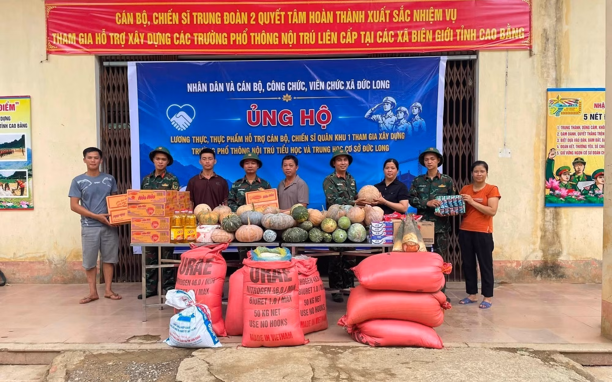 Nhân dân xã Đức Long tham gia hỗ trợ nhu yếu phẩm cho lực lượng thi công trường học liên cấp.