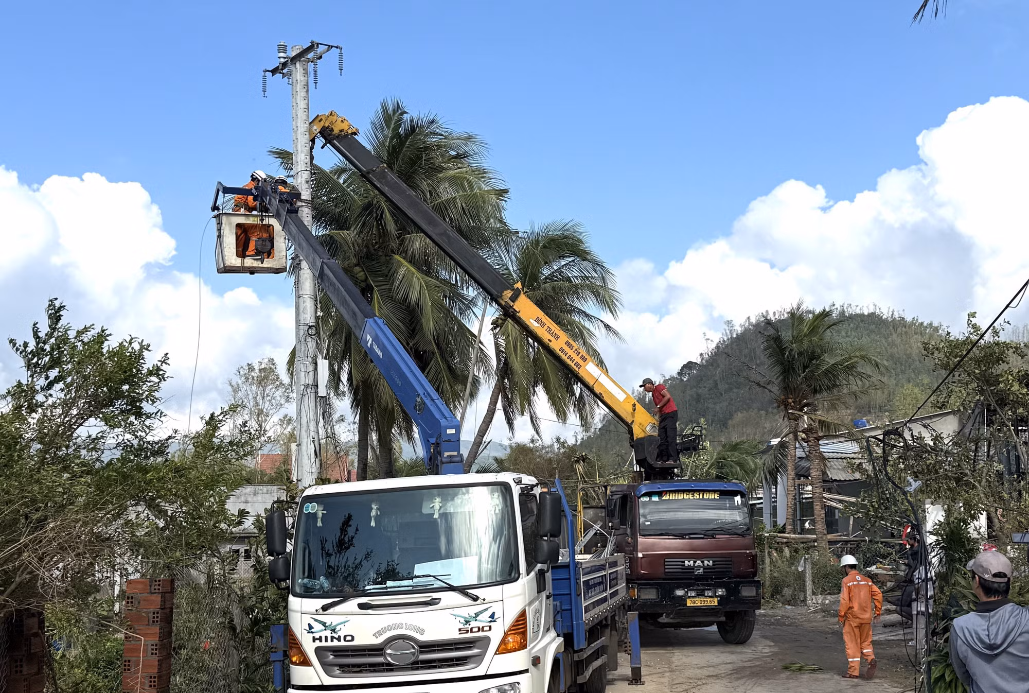 Ngành điện lực phấn đấu cấp điện cho 100% khách hàng bị mất điện trong ngày 14/11.