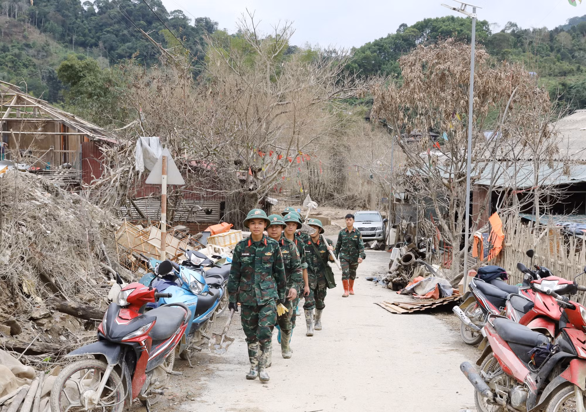 Cán bộ, chiến sĩ Tiểu đoàn 1, Trung đoàn 750, Bộ chỉ huy quân sự tỉnh Thái Nguyên về thôn Kim Vân, hỗ trợ người dân khắc phục hậu quả thiên tai. Ảnh: Hoàng Nguyên/TTXVN