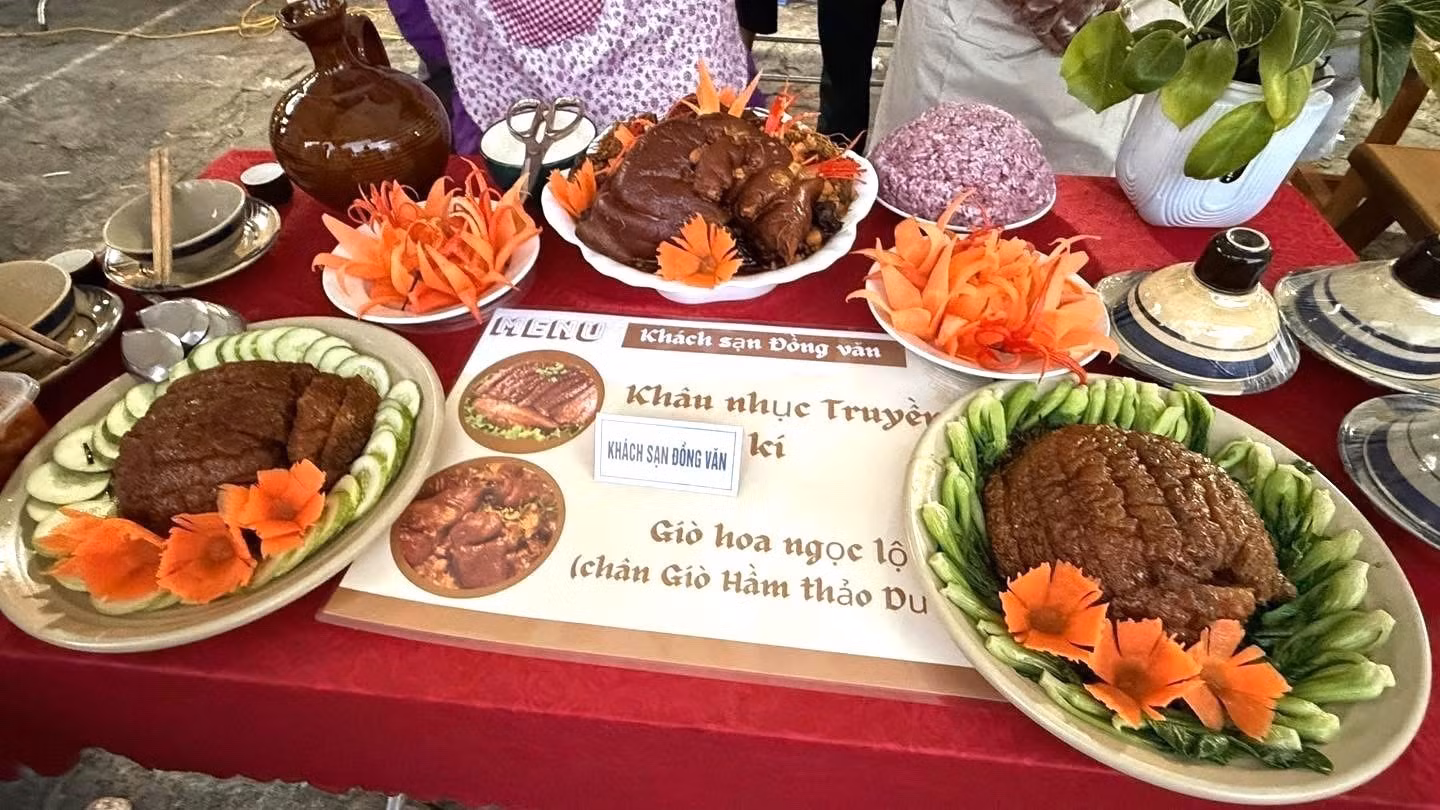 Món khâu nhục và chân giò hầm thảo dược - đặc sản của Cao nguyên đá Đồng Văn được chuẩn bị cầu kỳ, trình bày đẹp mắt tại hội thi “Tinh hoa ẩm thực - Hương vị của đá”. Ảnh: TTXVN phát