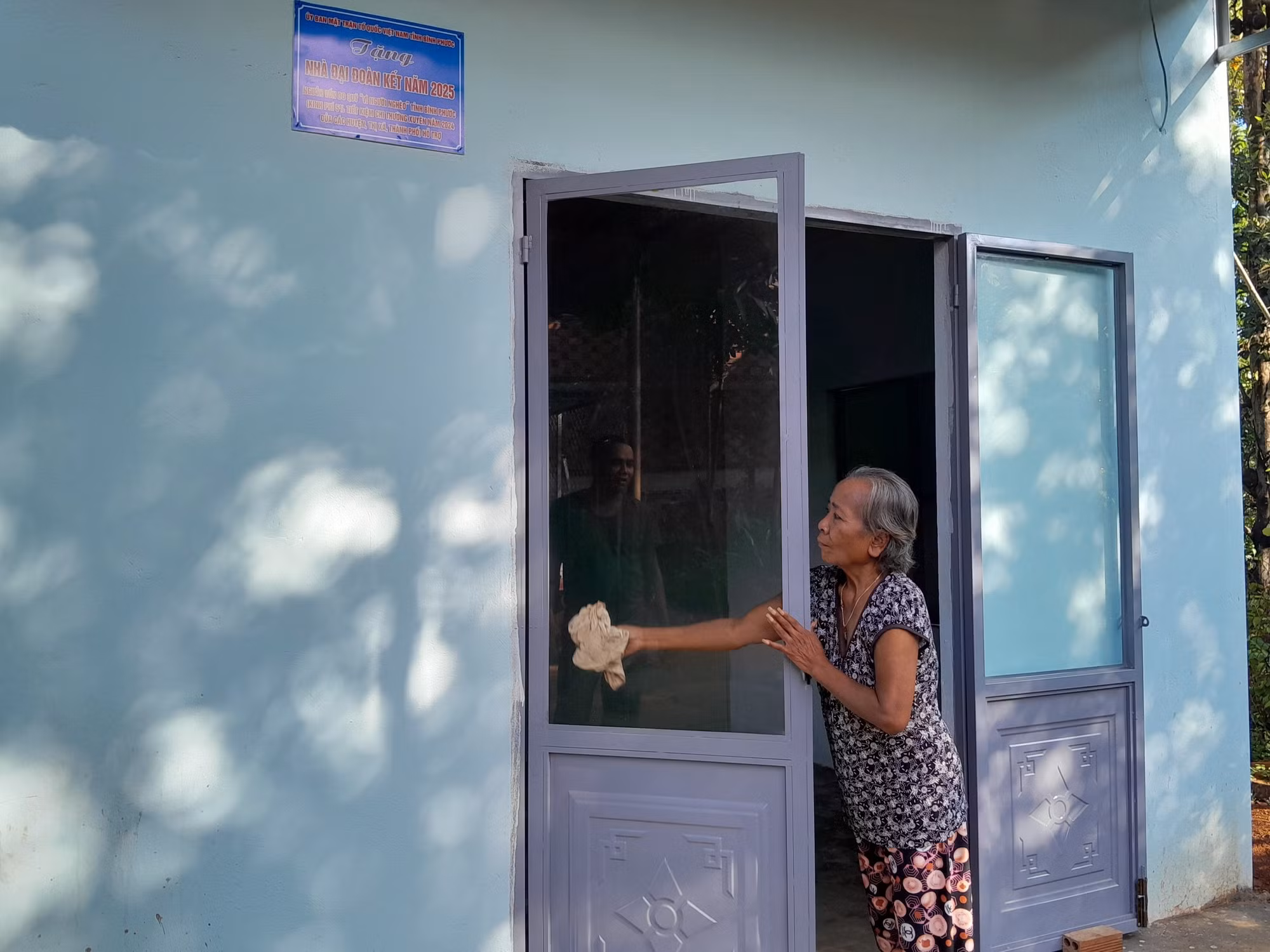 Hộ gia đình ông bà Lê Thế Sang thôn Thác Dài, xã Phú Văn, huyện Bù Gia Mập nhận nhà mới trong chương trình xóa nhà tạm, nhà dột nát.