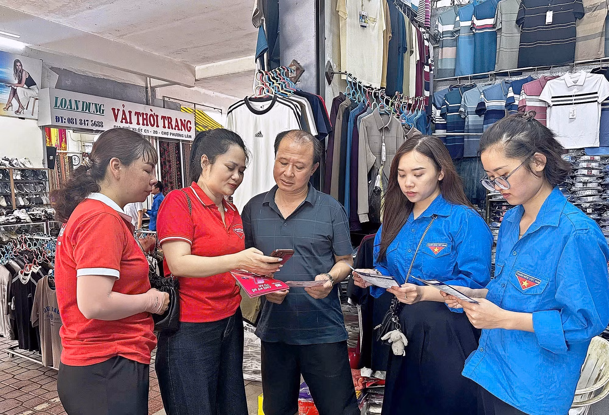 Các thành viên "Bình dân học vụ số" đến cơ sở hướng dẫn người dân sử dụng công nghệ số.