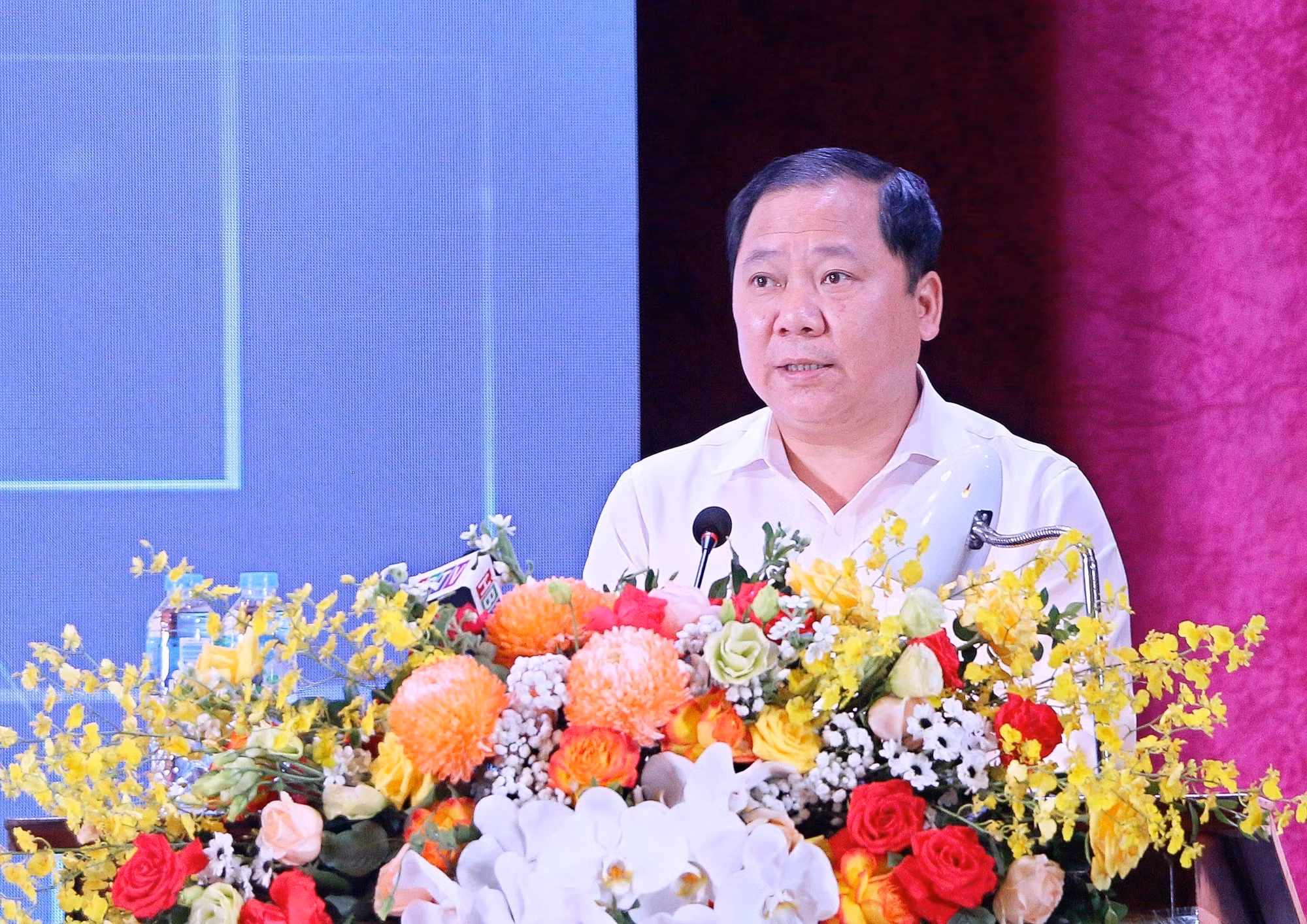 Đồng chí Nguyễn Phi Long, Bí thư Tỉnh ủy Hòa Bình, phát biểu tại buổi lễ.