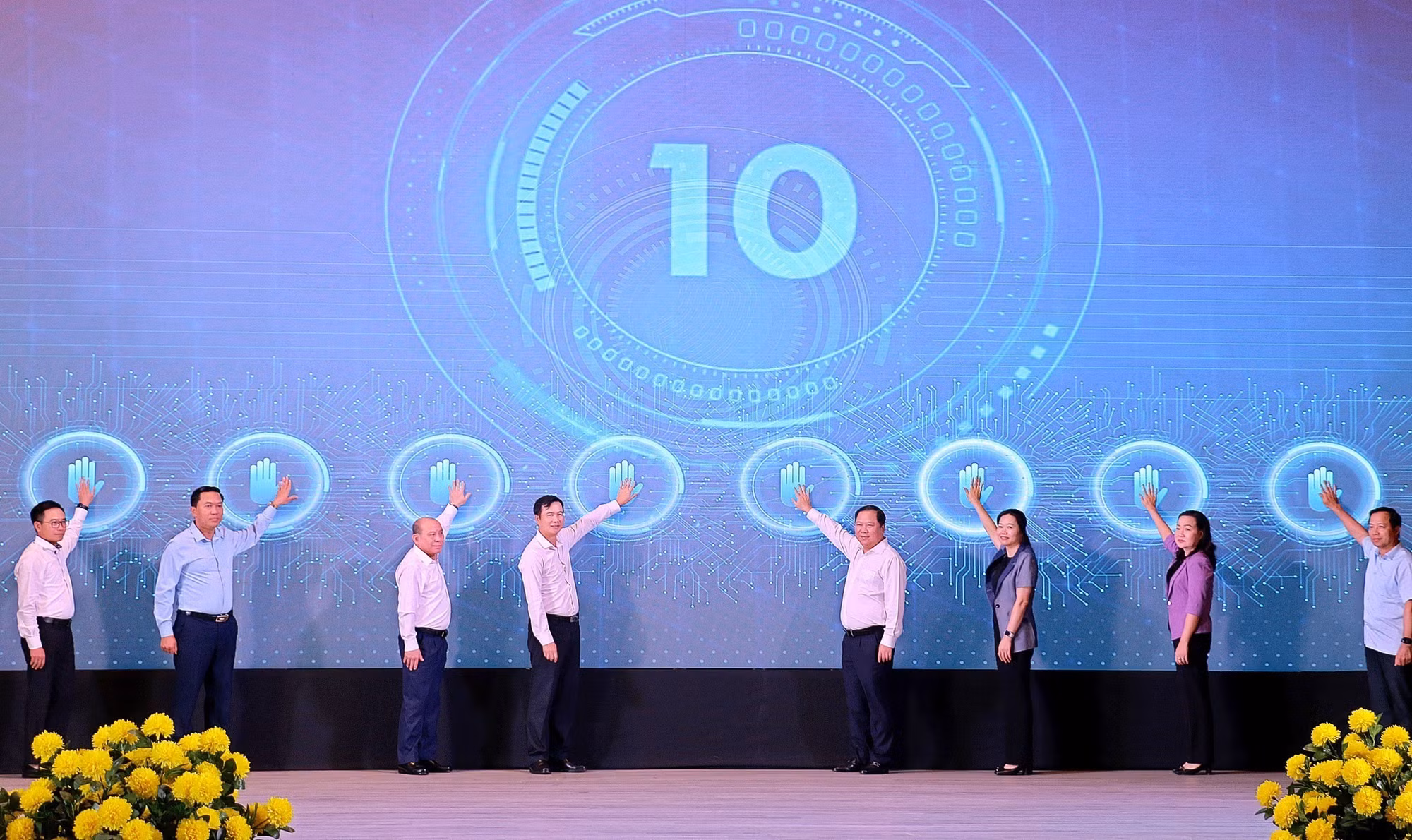 Các đại biểu bấm nút phát động phong trào “Bình dân học vụ số”.