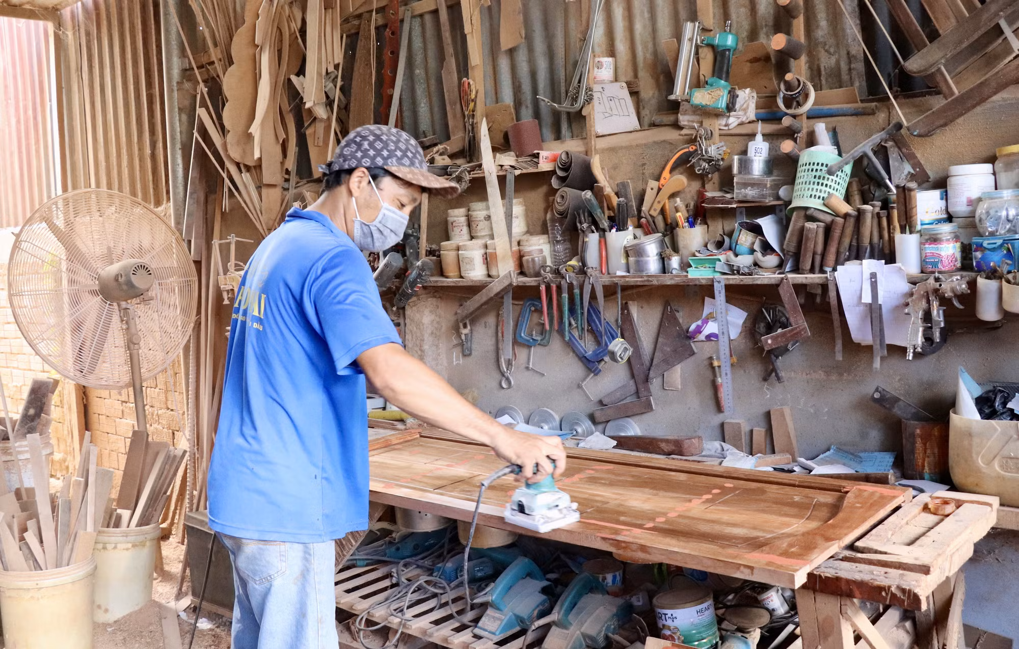 Ông Lý Văn Sang (44 tuổi, ngụ thị trấn Cái Dầu, huyện Châu Phú) vay vốn từ Ngân hàng CSXH để mở rộng xưởng mộc, vươn lên thoát nghèo hiệu quả.