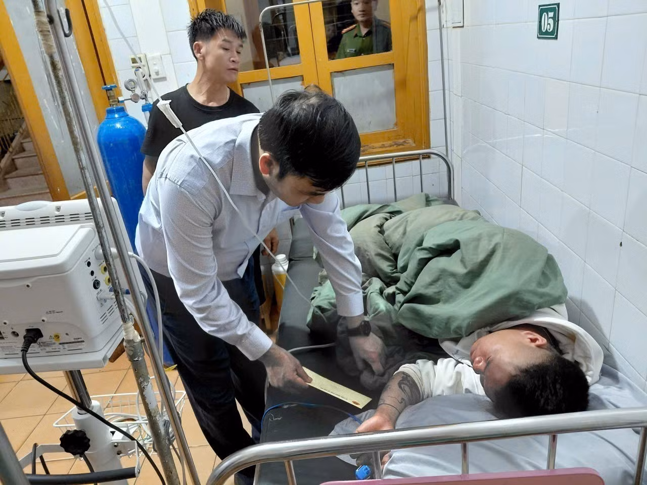 Lãnh đạo xã Bắc Hà thăm các nạn nhân bị thương đang điều trị tại Trung tâm Y tế khu vực Bắc Hà. Ảnh: TTXVN phát