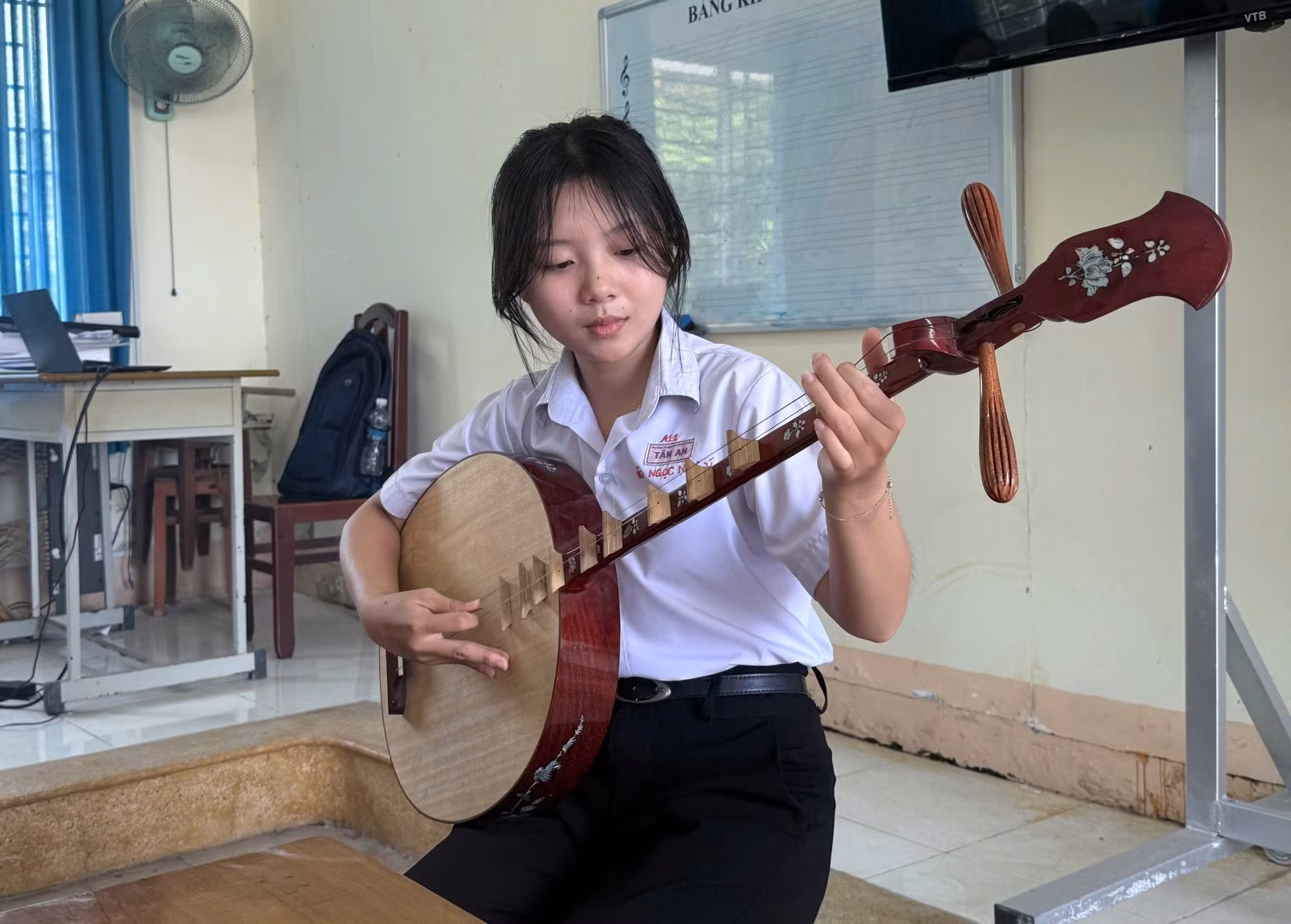 Học sinh trường Trung học phổ thông Tân An tự chọn học loại nhạc cụ mình thích.