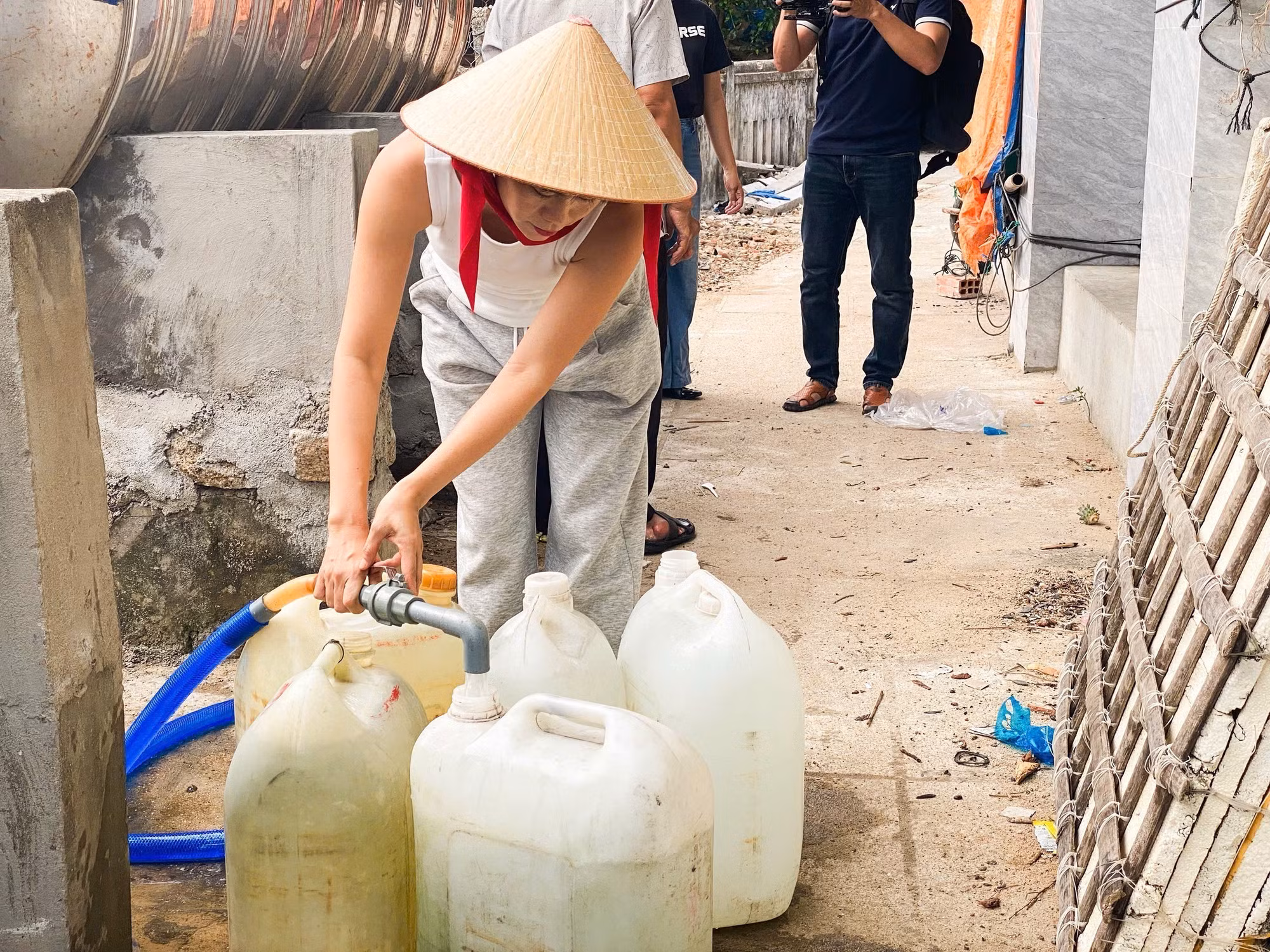 Người dân lấy nước sạch phục vụ sinh hoạt.