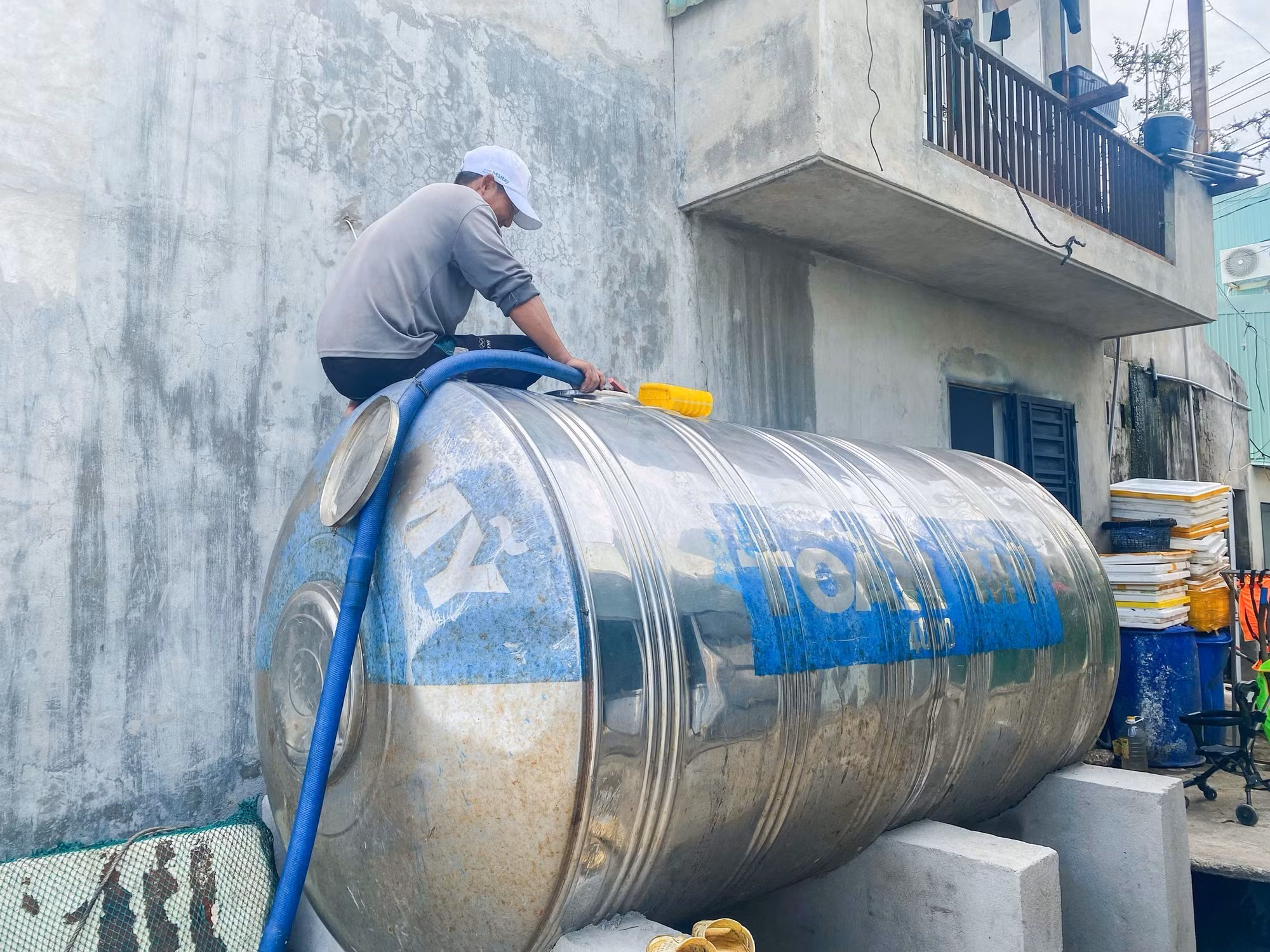 Sử dụng bồn chứa lớn để cung cấp nuớc sạch cho làng chài Hải Minh.