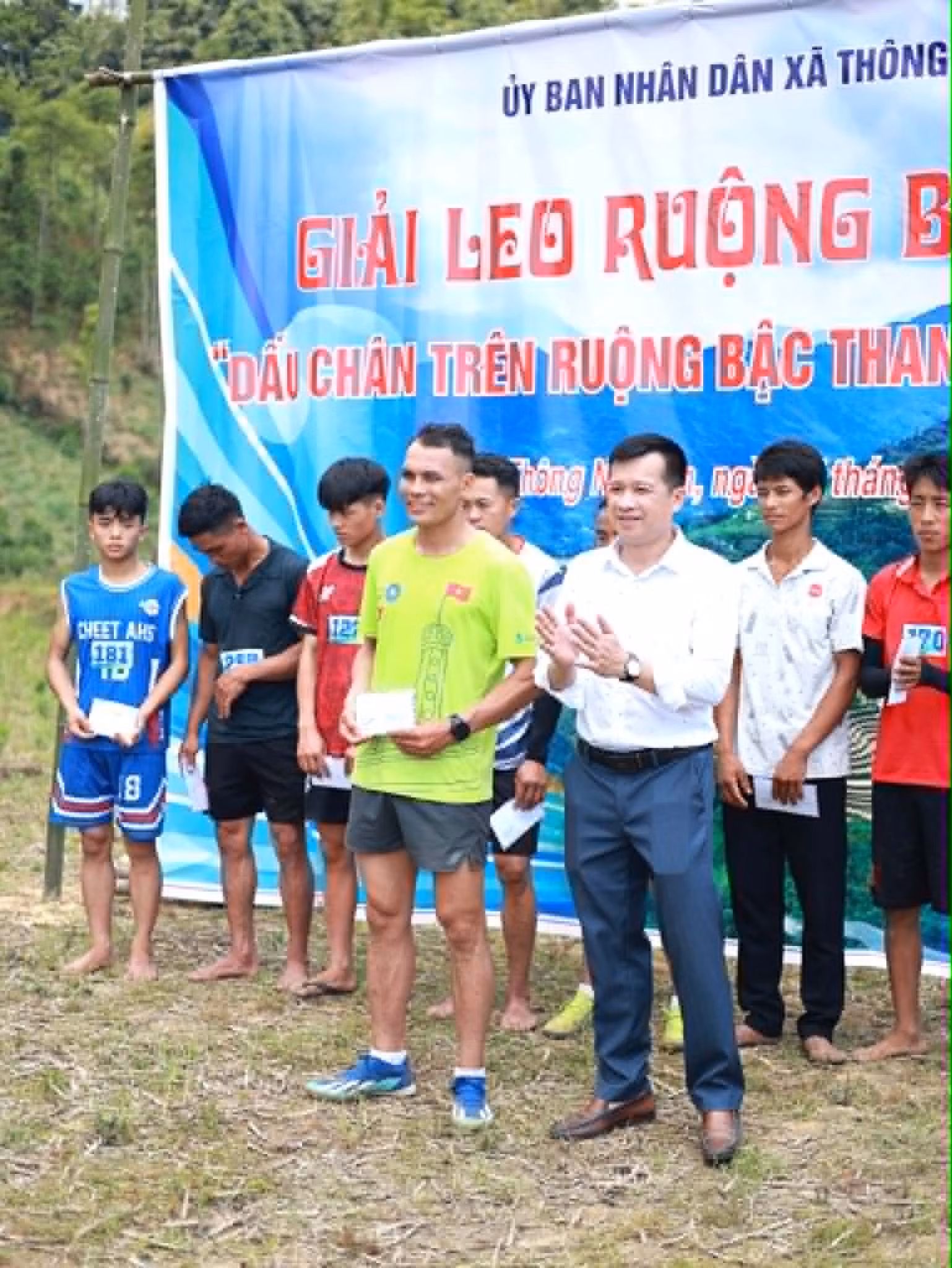 Ban Tổ chức trao thưởng cho các vận động viên tham gia cuộc đua. Ảnh: TTXVN phát