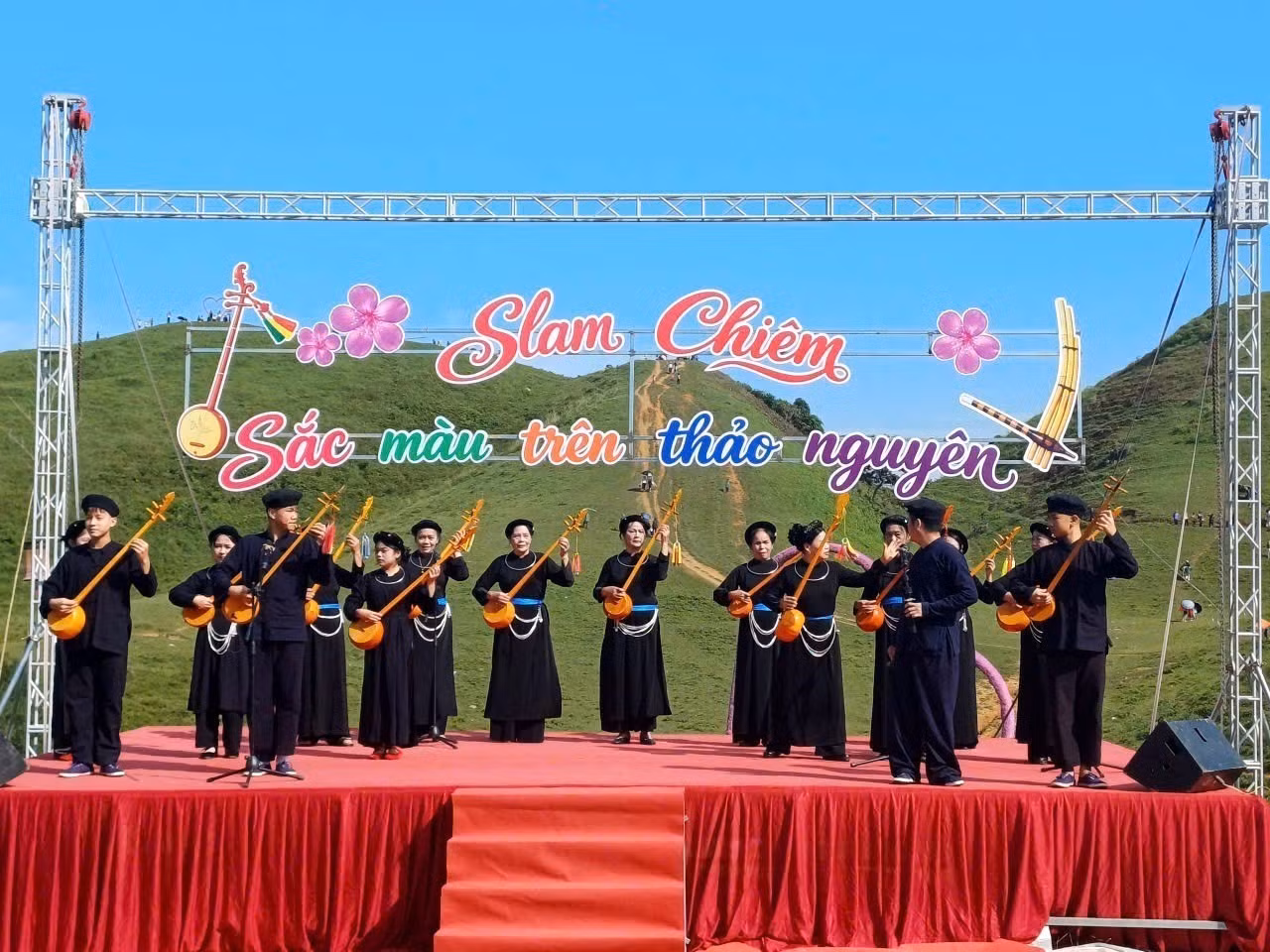Những điệu múa, lời ca đậm đà bản sắc dân tộc do chính các nghệ nhân và hạt nhân văn nghệ địa phương thể hiện. Ảnh: TTXVN phát
