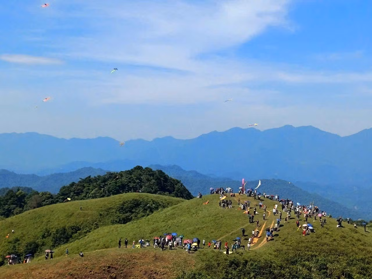 Người dân và du khách tham gia ngày hội, ngắm nhìn những cánh diều được thả trên bầu trời. Ảnh: TTXVN phát