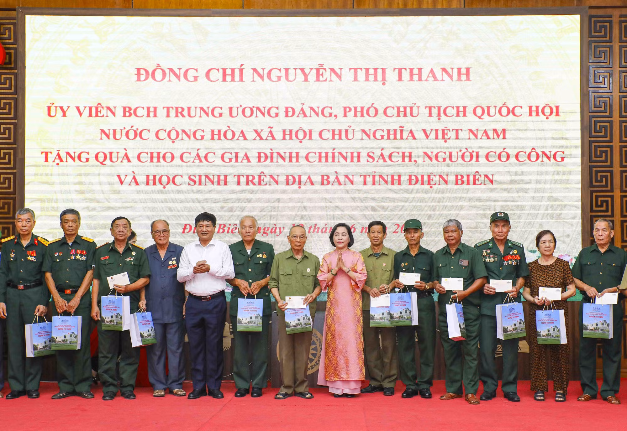 Phó Chủ tịch Quốc hội Nguyễn Thị Thanh trao quà cho thương binh, bệnh binh, người có công với cách mạng, thân nhân gia đình liệt sĩ. Ảnh: Xuân Tư/TTXVN