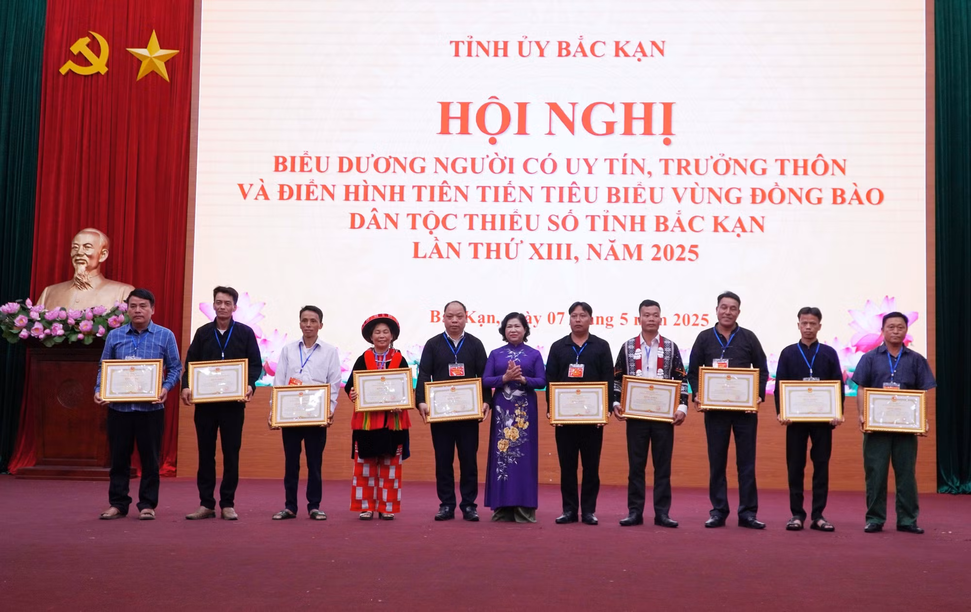 Trao Bằng khen cho những người có uy tín, trưởng thôn và điển hình tiên tiến tiêu biểu vùng đồng bào dân tộc thiểu số. Ảnh: Nguyễn Công Hải/TTXVN