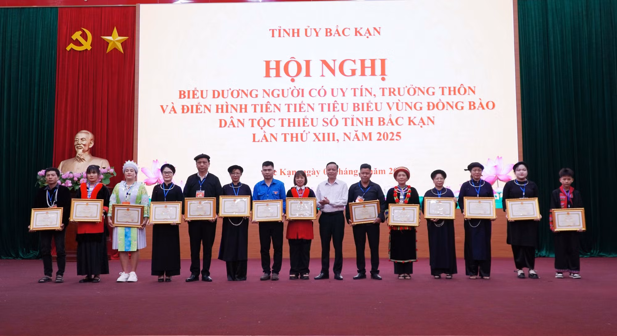 Trao Bằng khen cho những người có uy tín, trưởng thôn và điển hình tiên tiến tiêu biểu vùng đồng bào dân tộc thiểu số. Ảnh: Nguyễn Công Hải/TTXVN