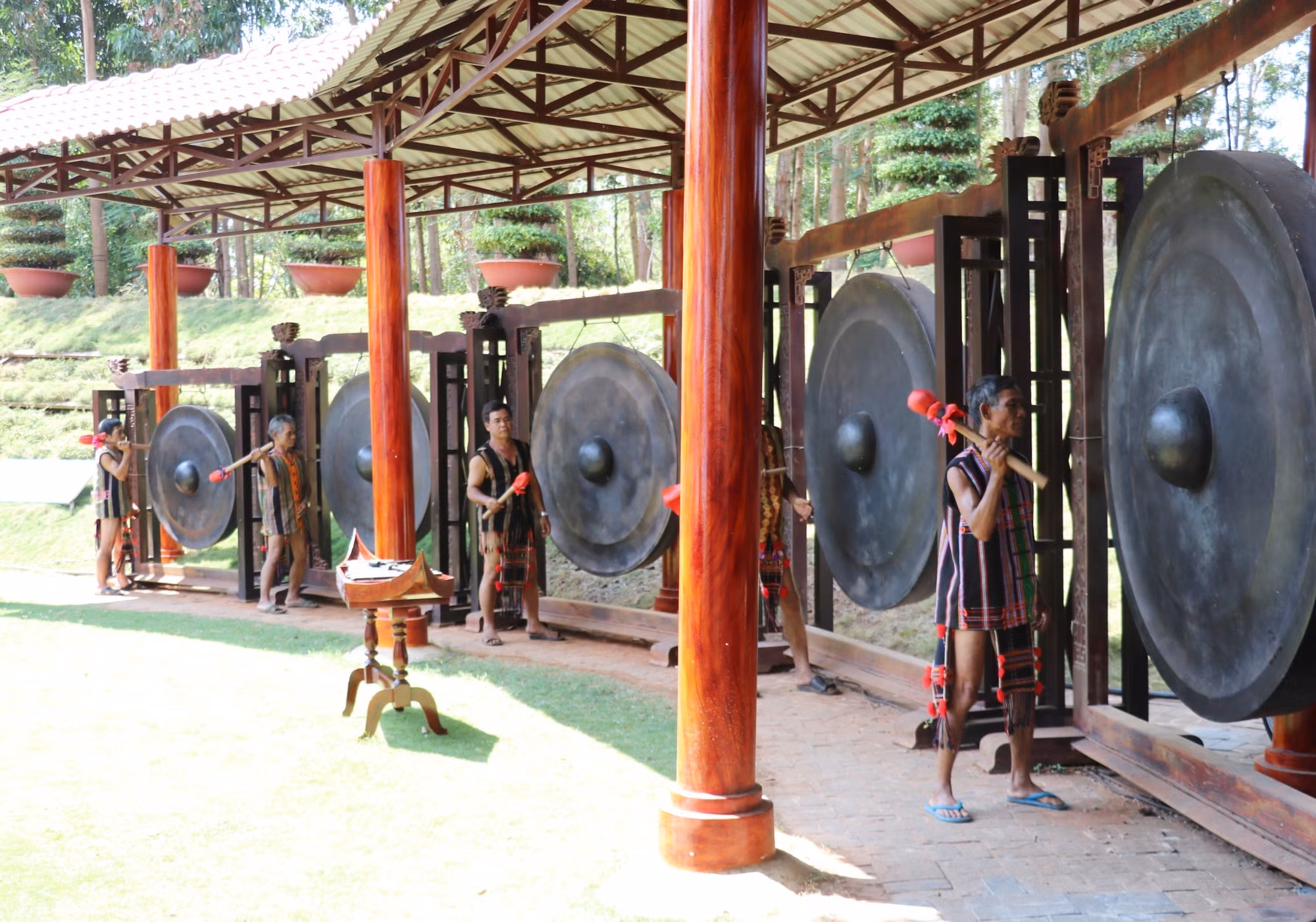 Các nghệ nhân đồng bào S'tiêng trình diễn đánh cồng tại Khu Bảo tồn Văn hóa dân tộc S'tiêng sóc Bom Bo. Ảnh: Nhật Bình/TTXVN