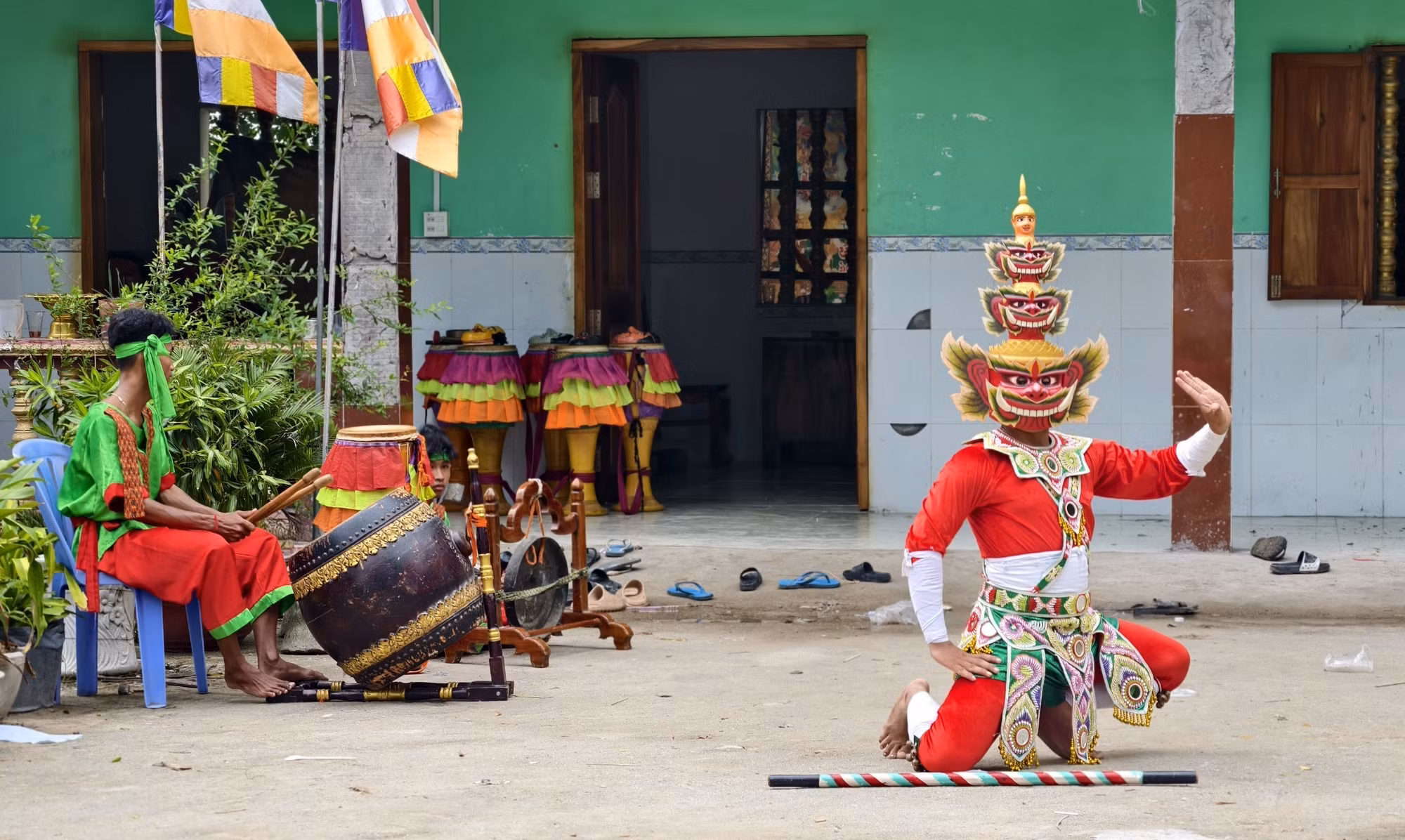 Biểu diễn nghệ thuật diễn tấu trống Chhay-Dăm tại chùa Snay Đon Kum, xã Ô Lâm, tỉnh An Giang.