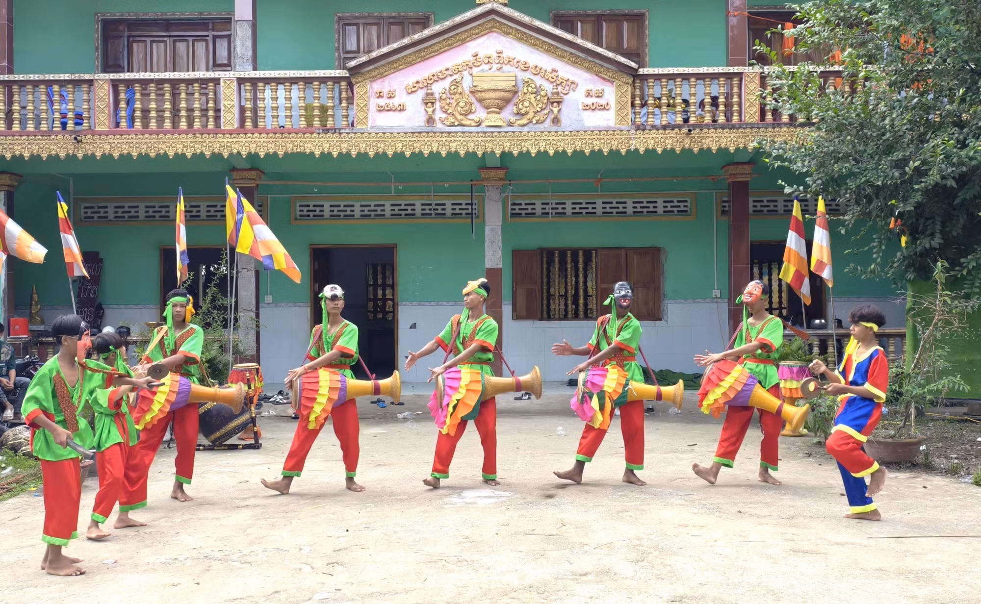 Biểu diễn nghệ thuật diễn tấu trống Chhay-Dăm tại chùa Snay Đon Kum, xã Ô Lâm, tỉnh An Giang.