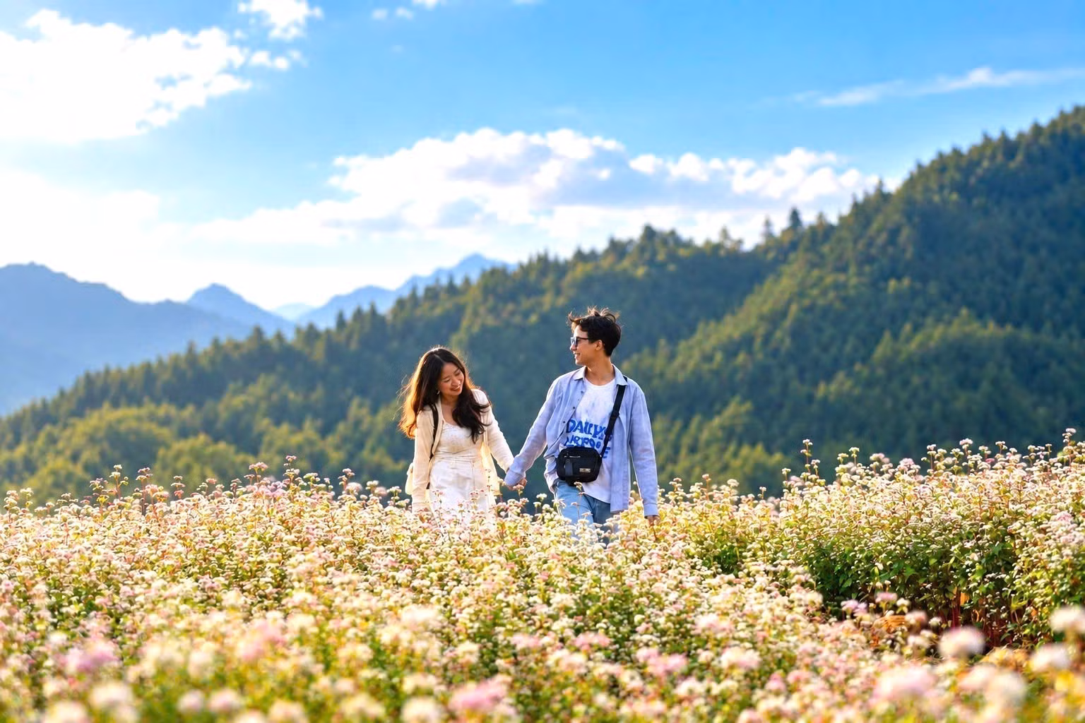 Du khách trải nghiệm mùa tam giác mạch trên Cao nguyên đá Đồng Văn.