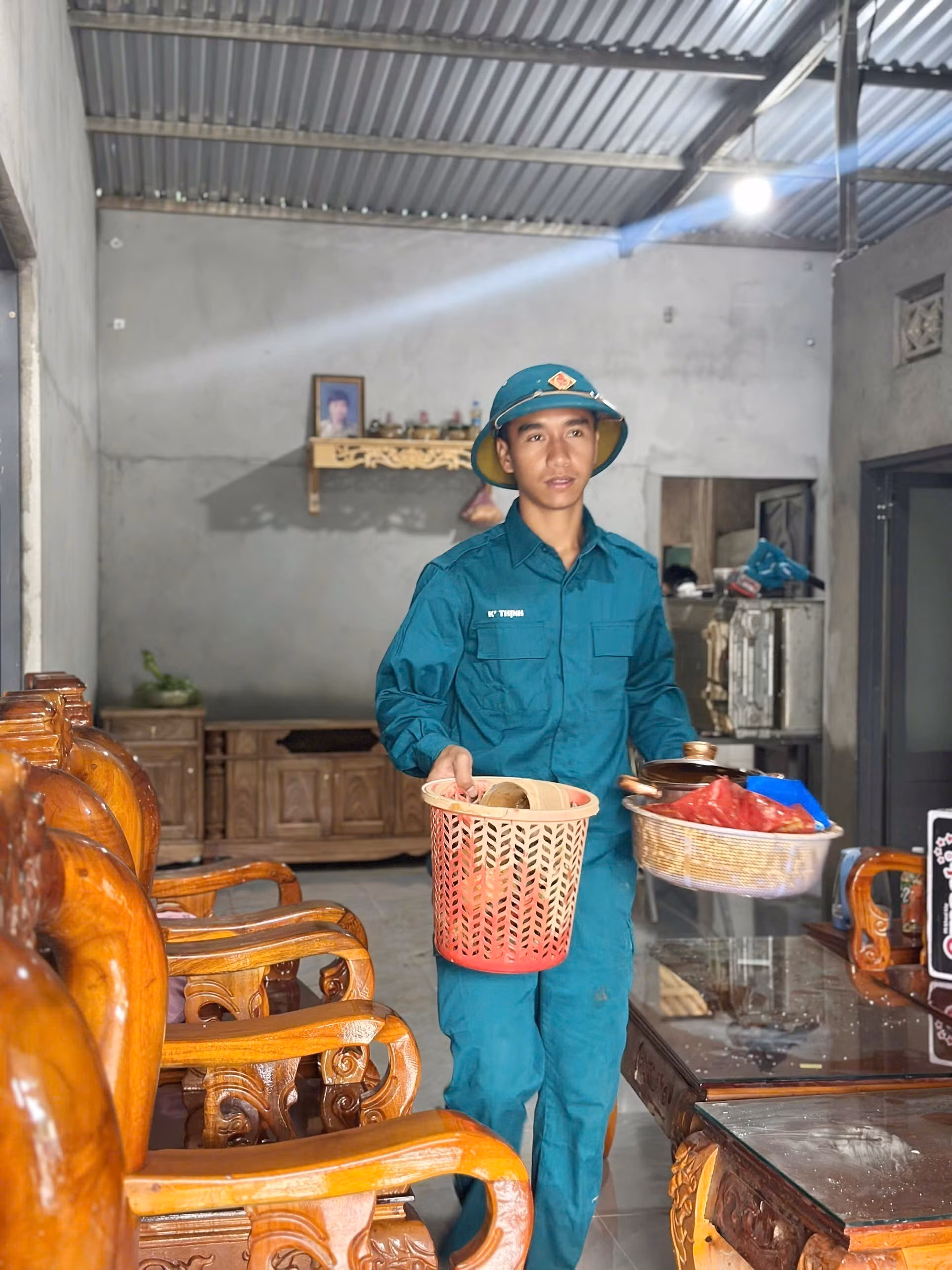 Lực lượng chức năng xã Tà Đùng (Lâm Đồng) hỗ trợ người dân dọn dẹp, khắc phục hậu quả mưa lũ. Ảnh: TTXVN phát
