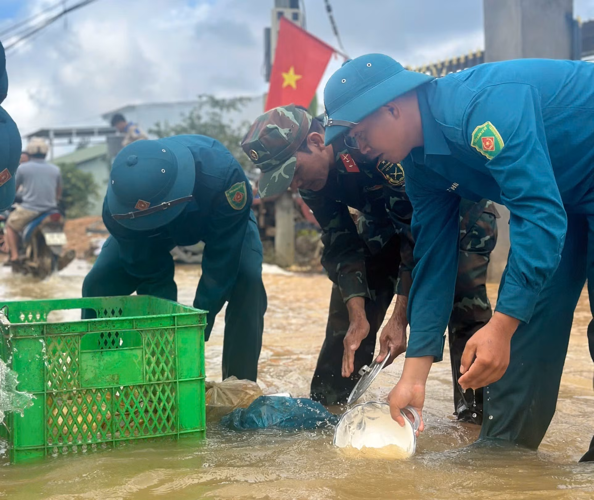 Lực lượng chức năng xã Tà Đùng (tỉnh Lâm Đồng) hỗ trợ người dân dọn dẹp, khắc phục hậu quả mưa lũ. Ảnh: TTXVN phát