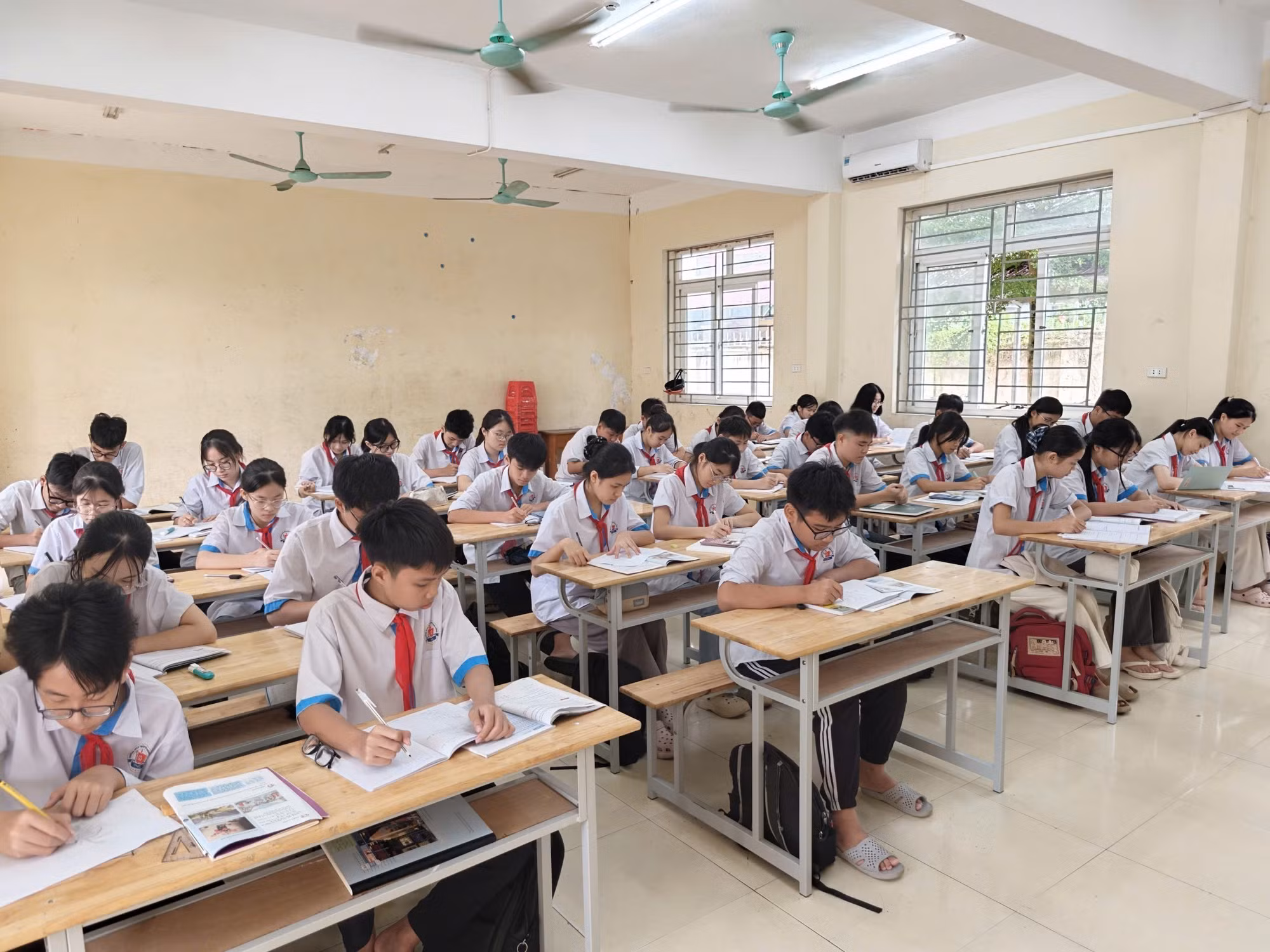Mặc dù còn nhiều khó khăn như thiếu giáo viên, cơ sở vật chất các điểm trường chưa đồng bộ, nhưng hoạt động dạy và học của trường Trung học cơ sở Trần Phú, xã Nông Cống (Thanh Hóa) đã vào nề nếp ổn định.