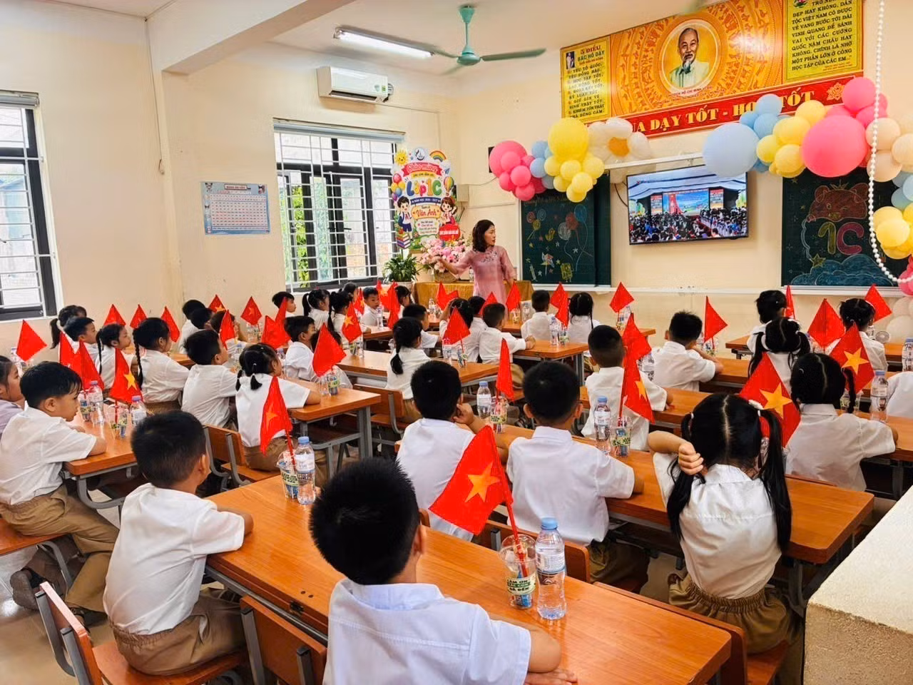 Trong thời gian chờ bổ sung giáo viên, trường Tiểu học và THCS Lương Chí đã chủ động sắp xếp lại đội ngũ giáo viên hiện có, phân công thời khóa biểu khoa học, điều động giáo viên cơ động khắc phục tạm thời tình trạng thừa thiếu giáo viên cục bộ giữa các phân hiệu.