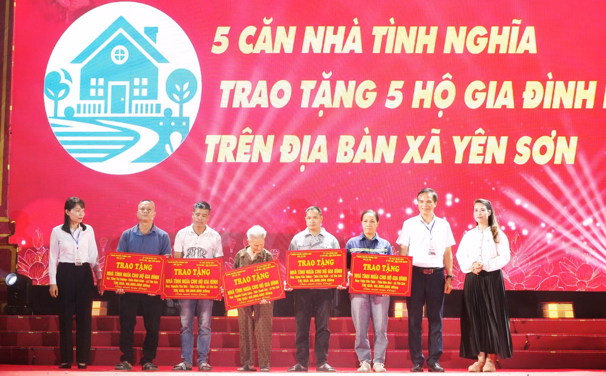 Đại diện lãnh đạo địa phương và nhà hảo tâm trao biểu trưng hỗ trợ 5 căn nhà tình nghĩa cho các hộ dân có hoàn cảnh khó khăn trên địa bàn xã Yên Sơn (Tuyên Quang).