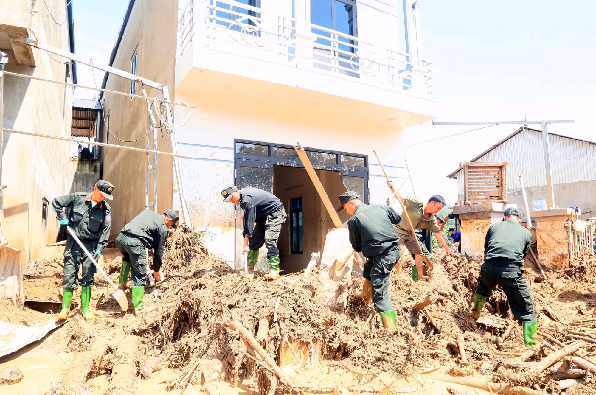 Lực lượng Công an được huy động để giúp nhân dân xã Chiềng Sơ nhanh chóng khắc phục hậu quả của lũ ống, lũ quét.