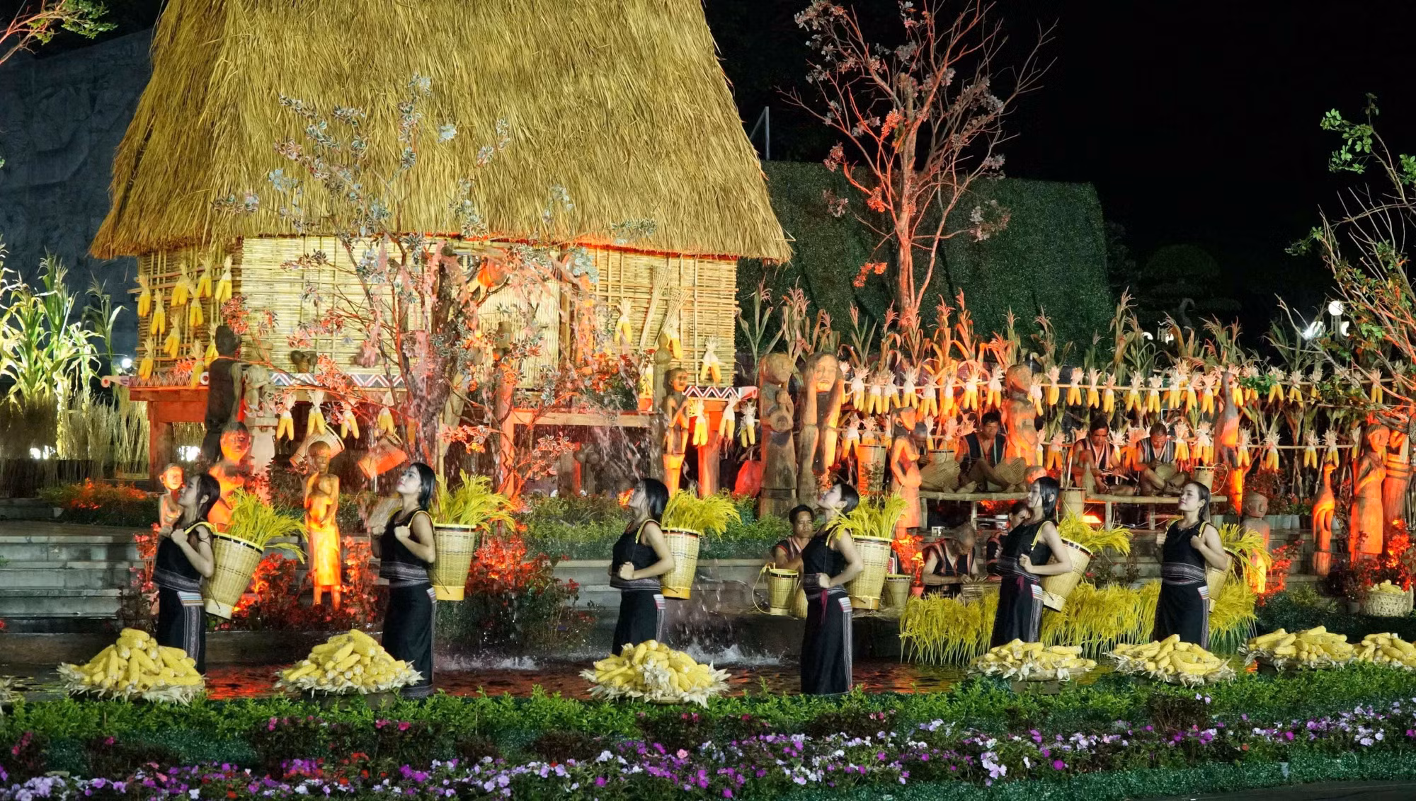 Nghệ nhân, già làng tham gia biểu diễn, góp phần gìn giữ và truyền lại bản sắc văn hóa truyền thống của đồng bào các dân tộc Tây Nguyên.