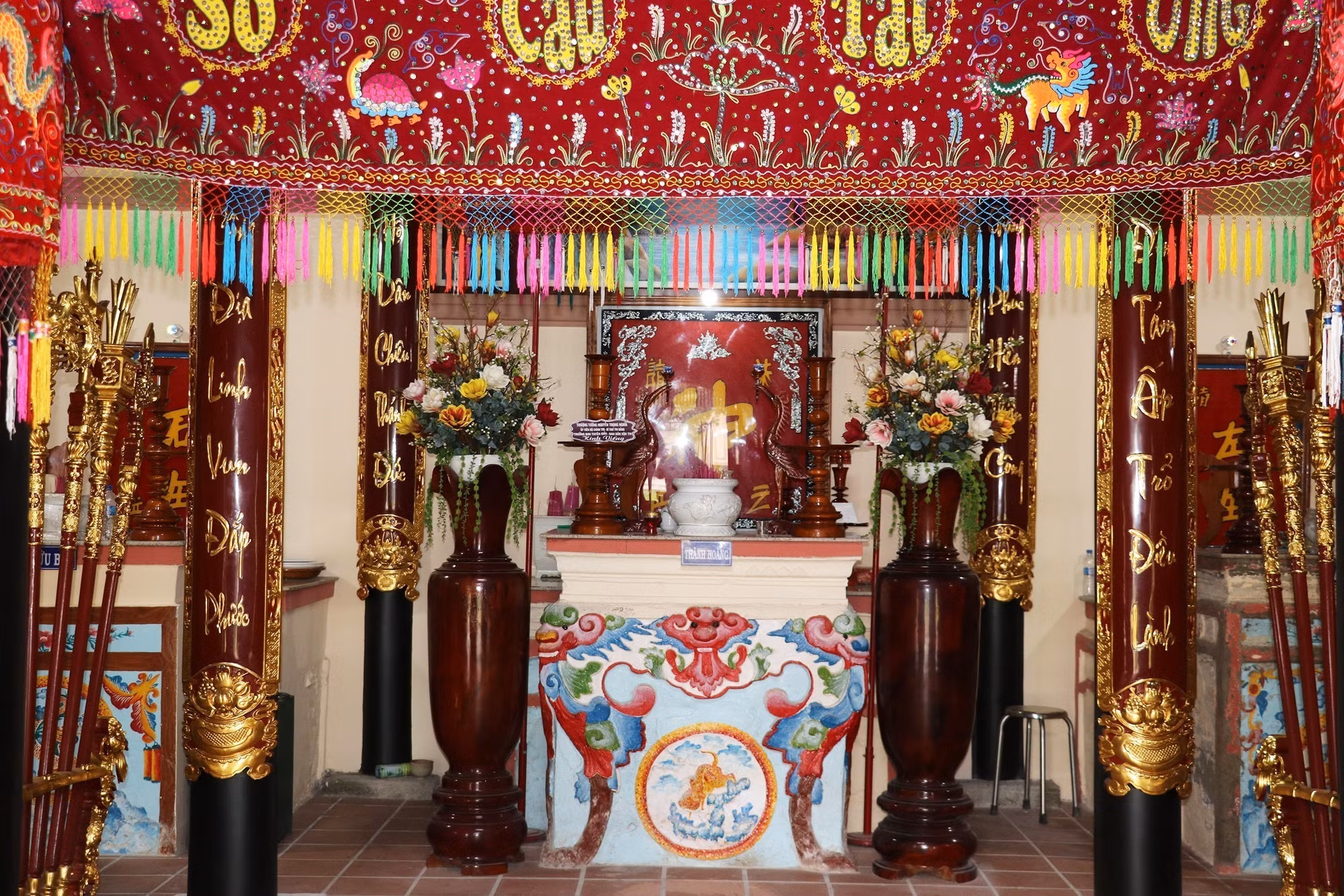 Khu vực gian giữa là đình chính (nơi thờ cúng) của ngôi đình Tân Đông. Ảnh: Hữu Chí - TTXVN