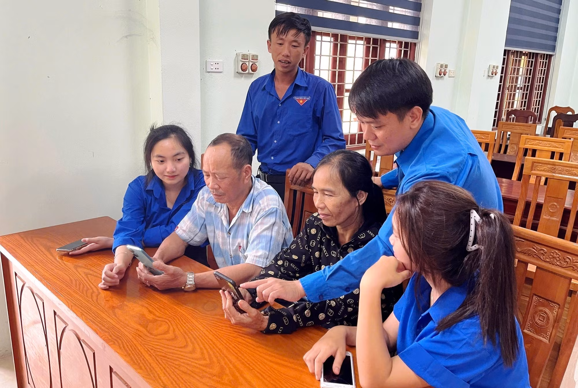 Đoàn viên, thanh niên xã Tuyên Lâm (tỉnh Quảng Trị) tích cực đồng hành, hướng dẫn người dân sử dụng điện thoại thông minh, thực hiện dịch vụ công trực tuyến và các tiện ích số.