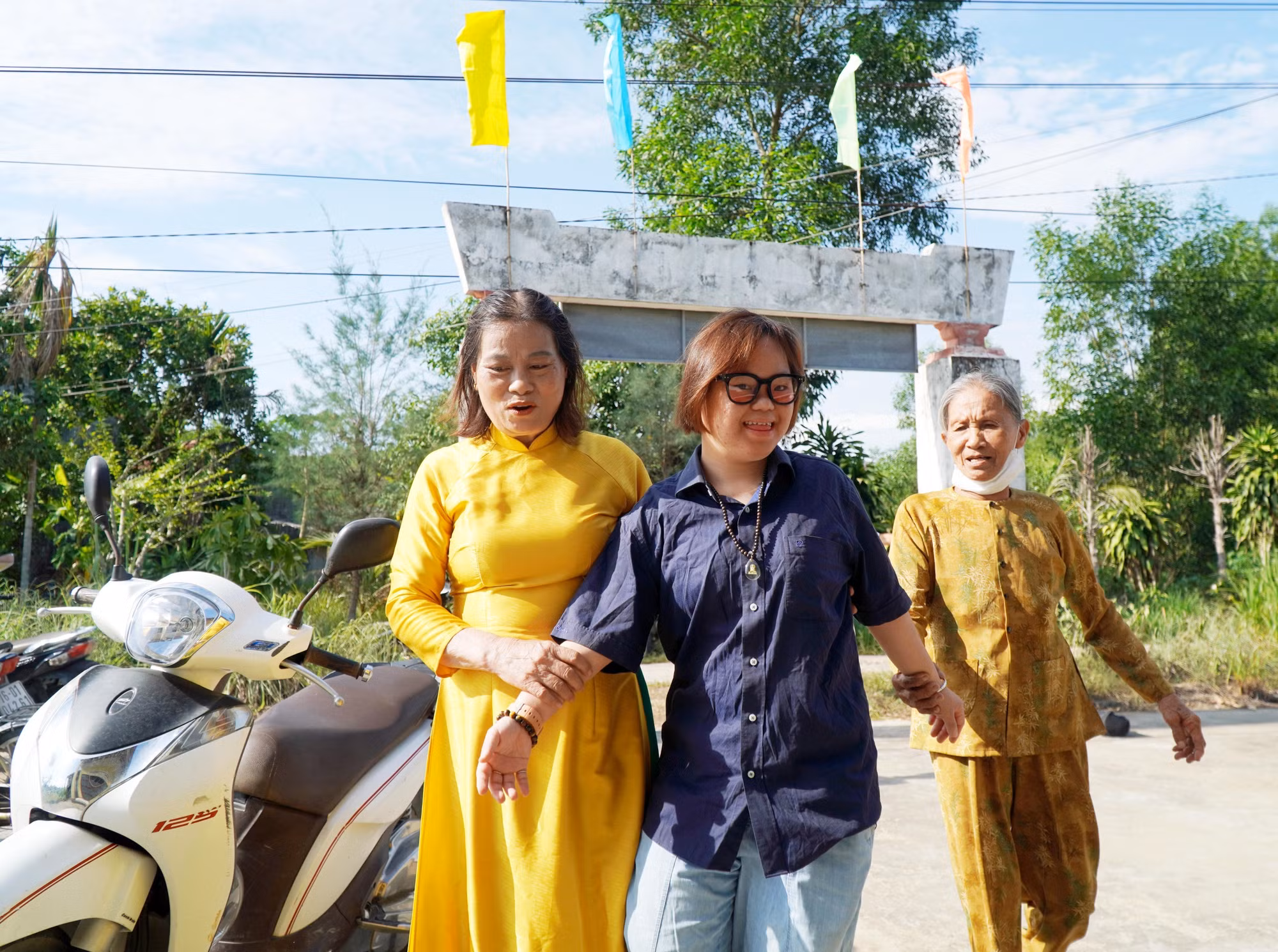 Thầy cô, người thân dìu các em khuyết tật vào dự lễ khai giảng.